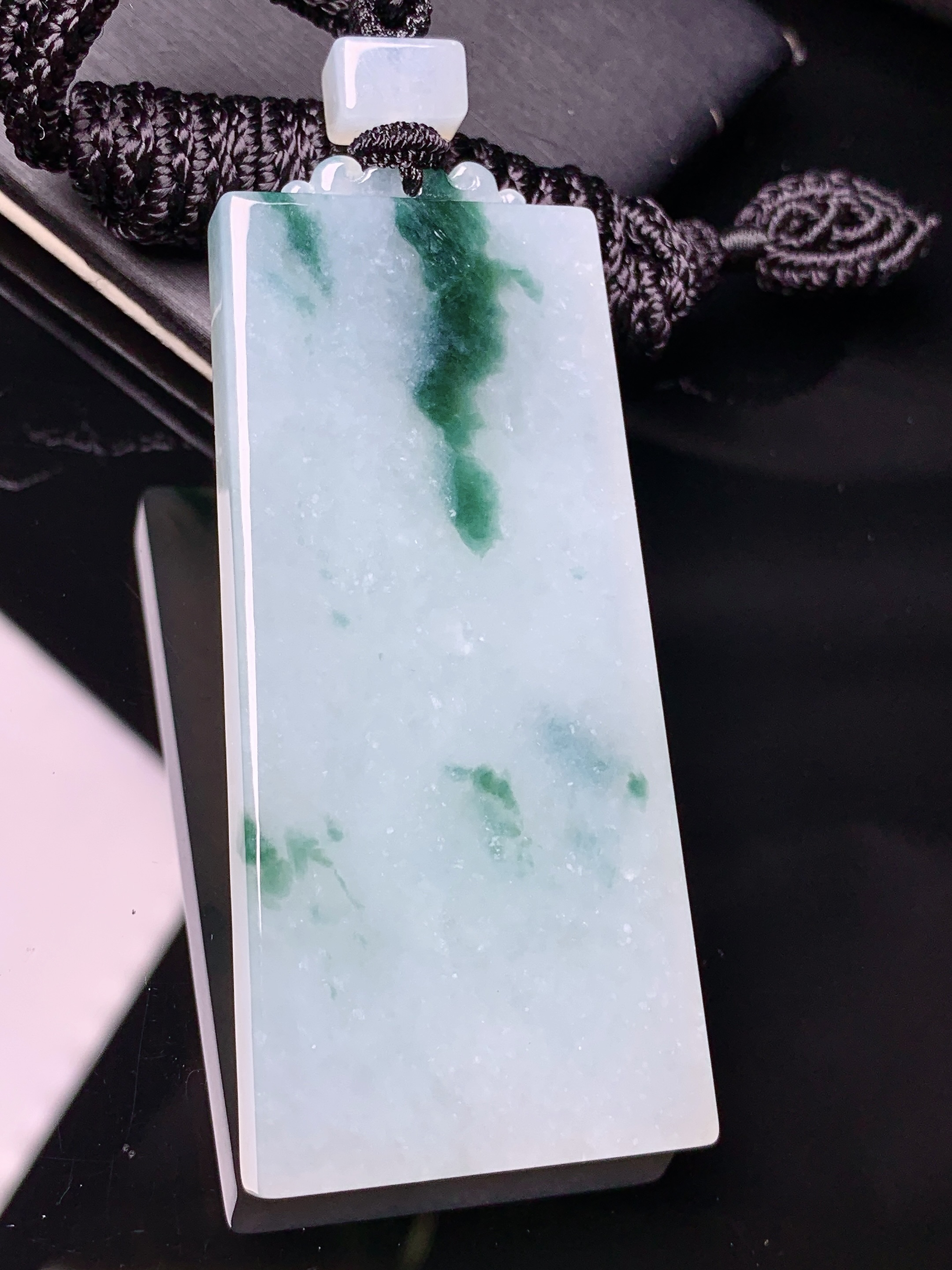 飘绿无事牌吊坠 玉质细腻 色泽艳丽清新 水润亮眼 整体尺寸64*28.8*6.2L1