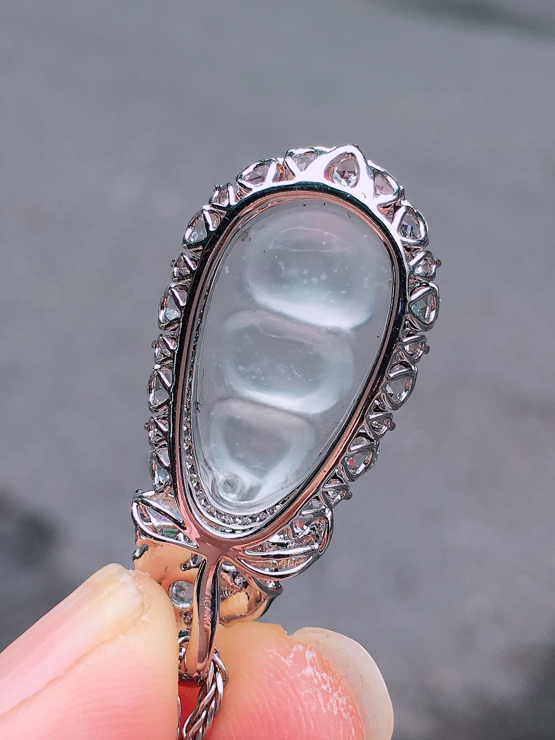 冰种福豆吊坠，玉质细腻，荧光感超
强，饱满圆润，尽显优雅气质，18k
金豪华镶嵌