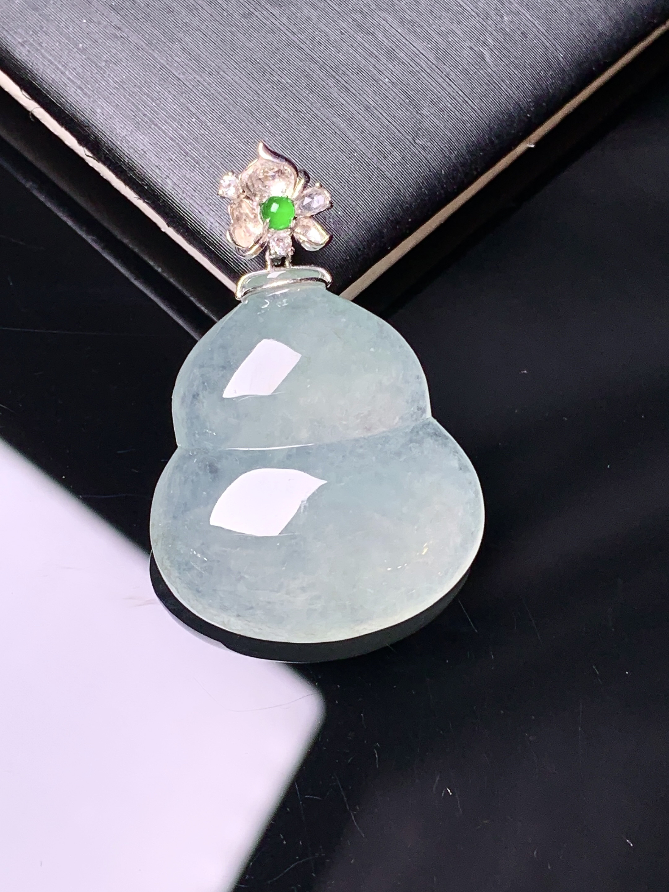 18k金钻镶嵌冰种葫芦吊坠 玉质细腻 色泽艳丽清新 水润亮眼 整体尺寸30.7*20.8*6.2c1