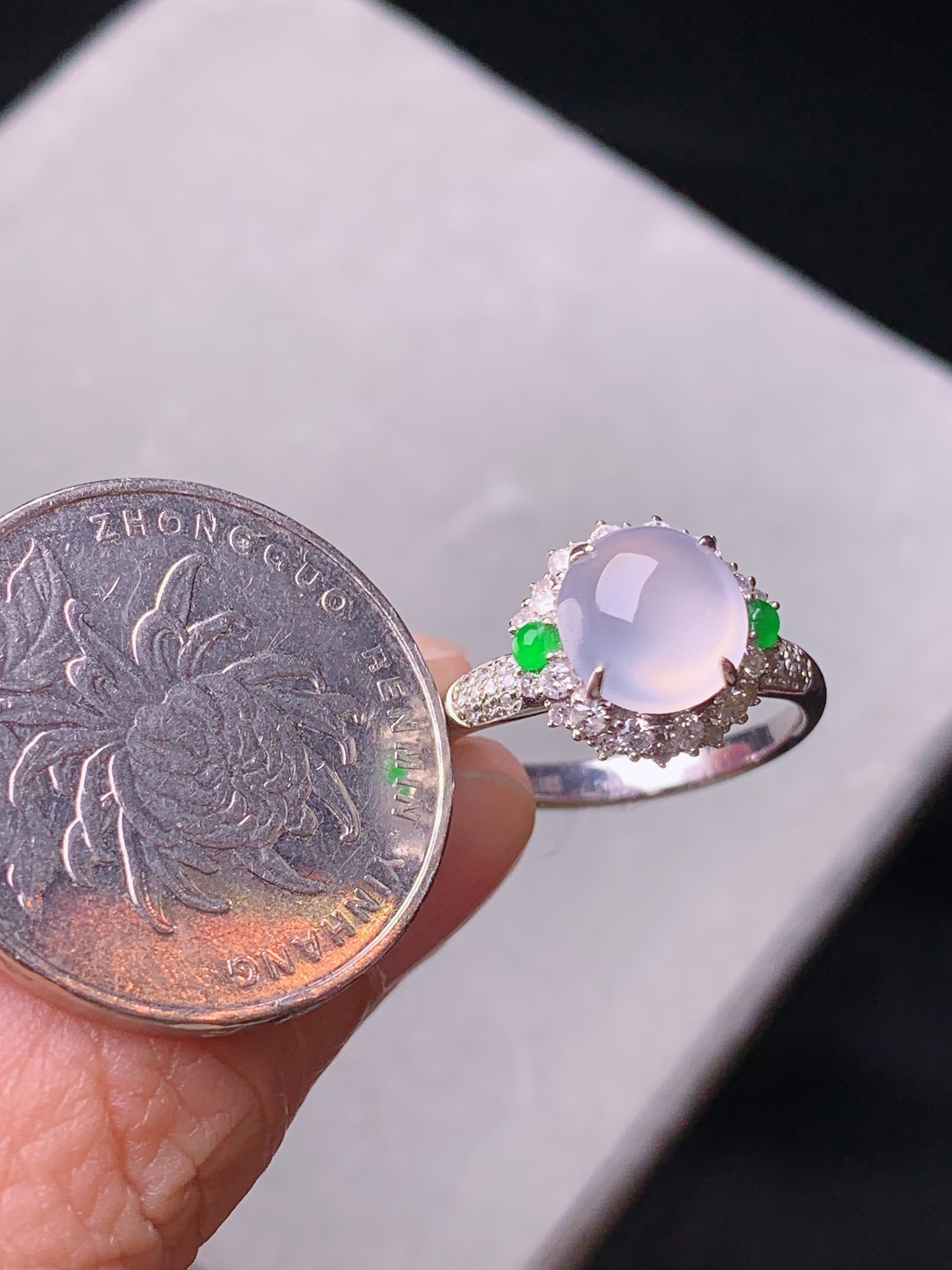 18k金钻镶嵌冰种蛋面戒指 玉质细腻 色泽艳丽清新 水润亮眼 圈口14 整体尺寸11.3*11.8*9.5t1