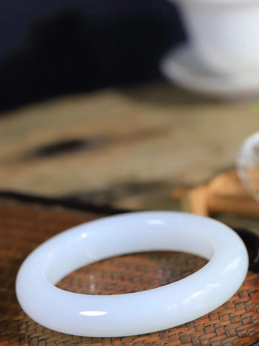 （温柔雅致.手镯）

精品和田玉白玉手镯。镯型饱满，温润细腻，脂润沁香。️执一卷书，沏一盏茶，着一袭裙，戴一只镯。淡淡浅笺，素心若兰，静赏玉中诗画。悠悠岁月，芊手轻摘，盛满诗样芳华。重82.2克   尺寸58-13.5-11.6mm    FDA-3240200