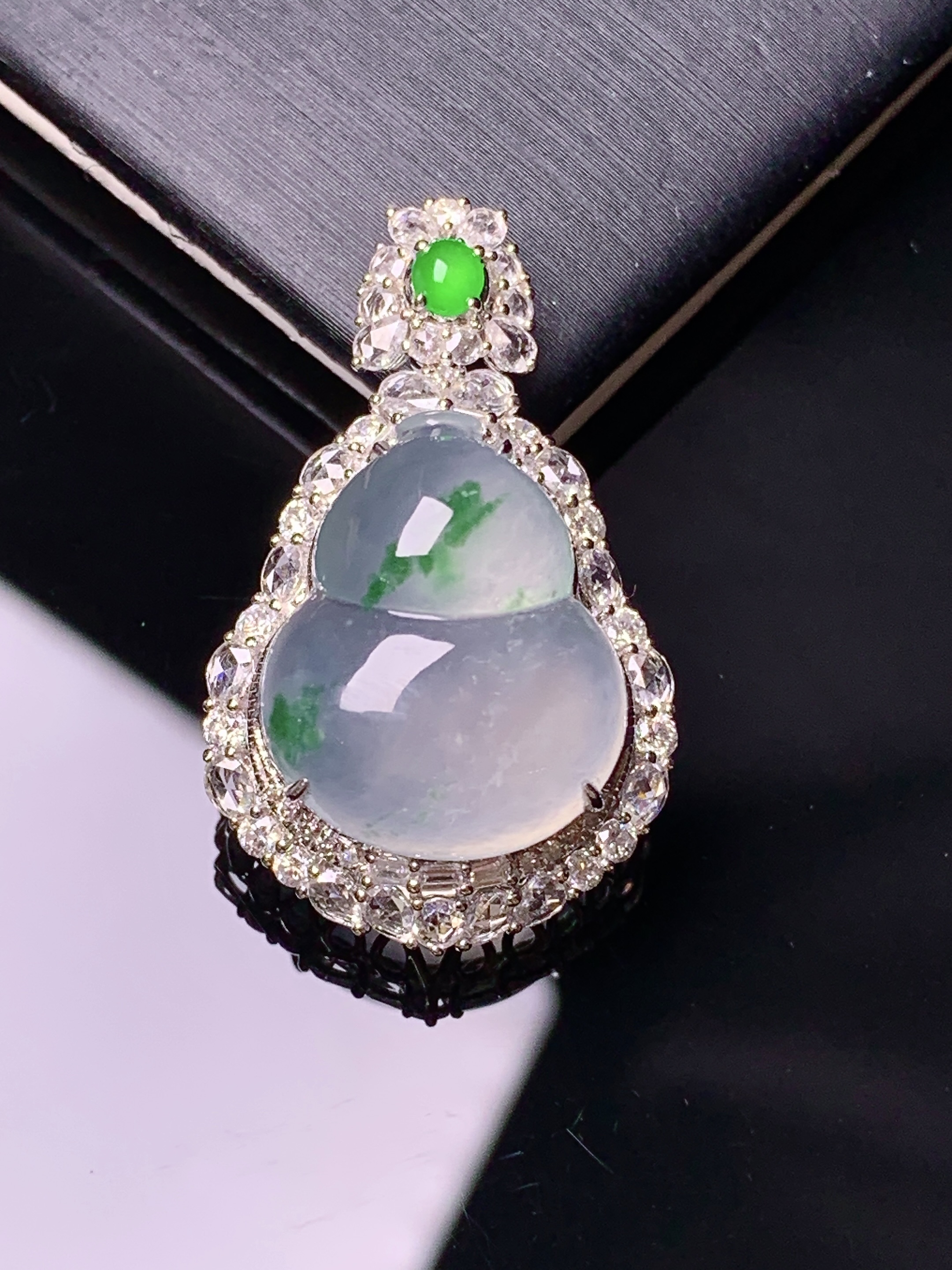 18k金钻镶嵌飘绿葫芦吊坠 玉质细腻 色泽艳丽清新 水润亮眼 整体尺寸31.2*19*12.3t1