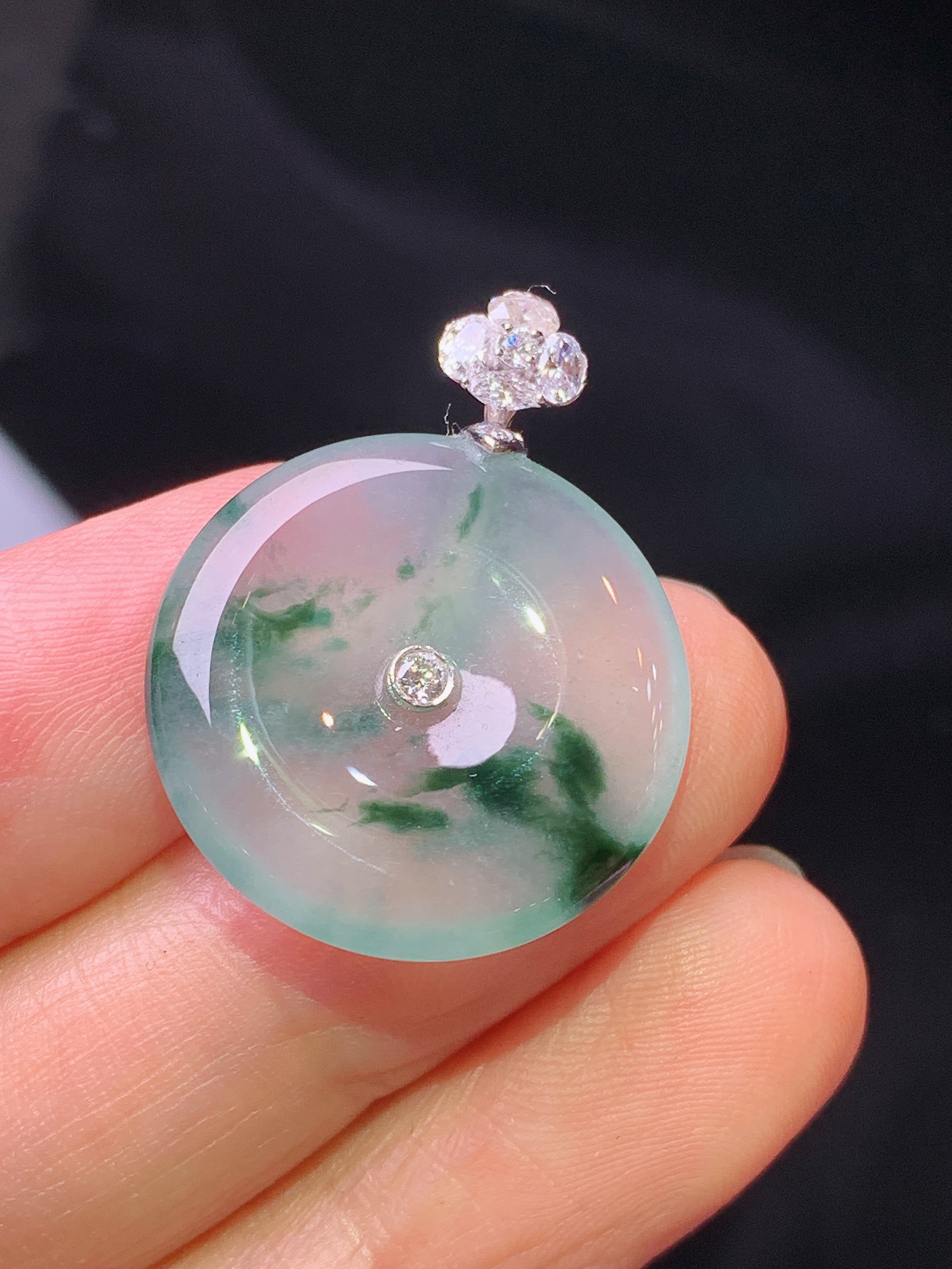 18k金钻镶嵌冰种飘绿平安扣吊坠 玉质细腻 色泽艳丽清新 水润亮眼 整体尺寸28*21.3*4.2c1