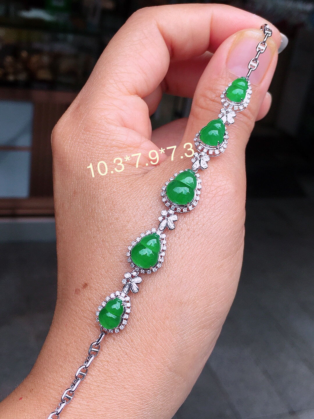 阳绿葫芦手链，色泽均匀艳丽，玉质细腻，荧光感超
强，饱满圆润，尽显优雅气质，18k
金豪华镶嵌