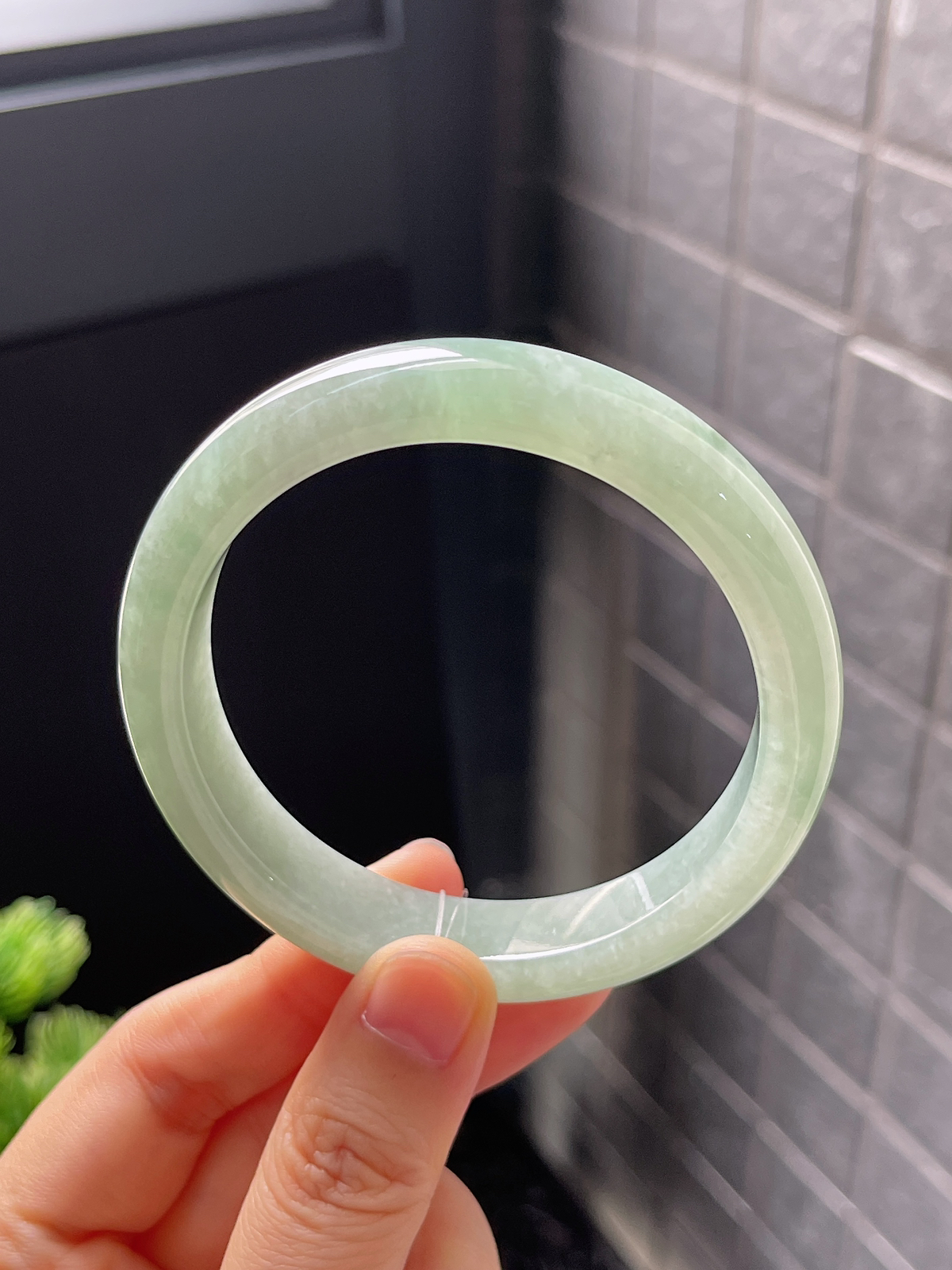 正圈57圈口，翡翠糯化种淡绿色手镯