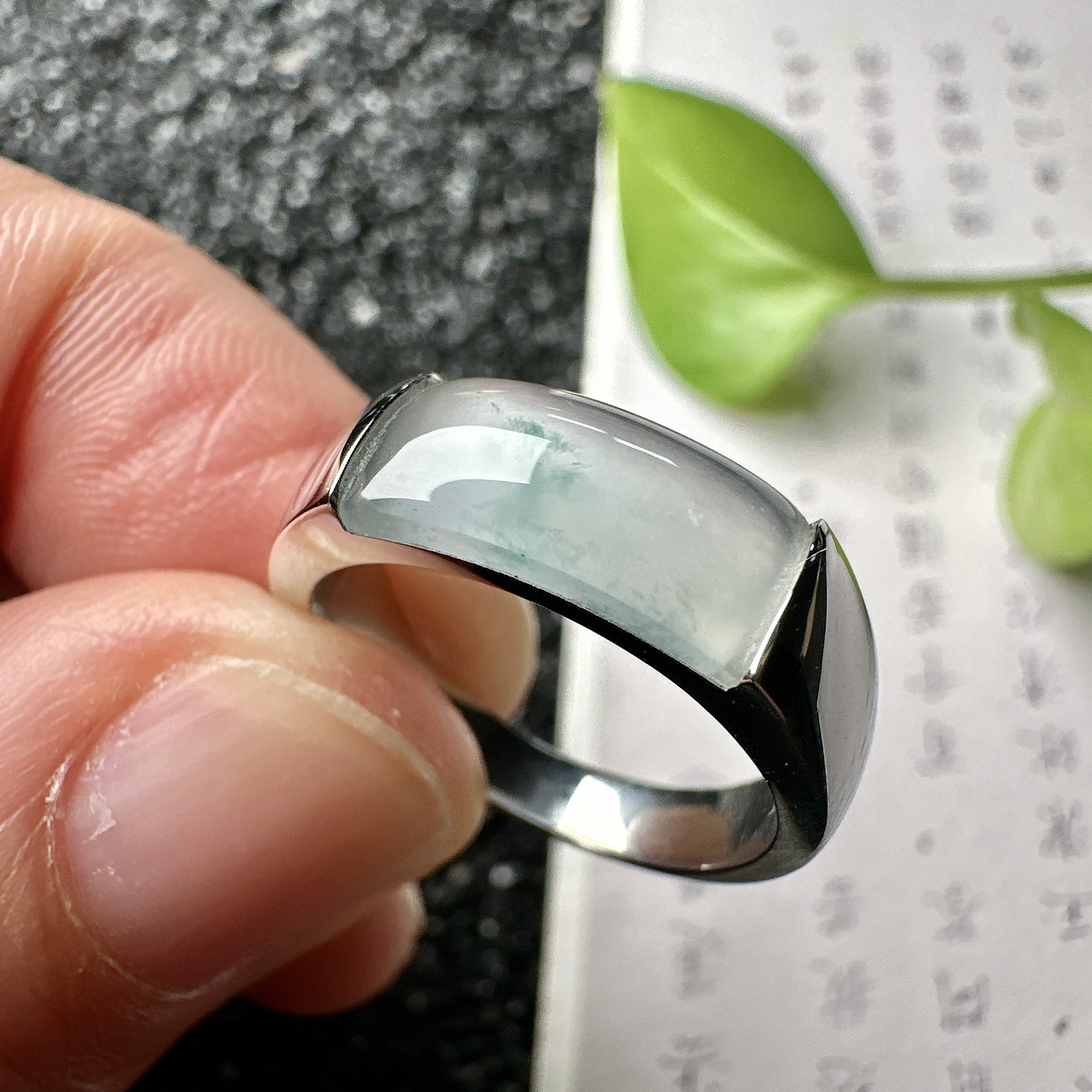 【冰种飘花马鞍戒指】种水上乘，晶莹剔透，纯净通透，18k金钻精美镶嵌，裸石尺寸14*6.2*2.5毫米，圈口可改