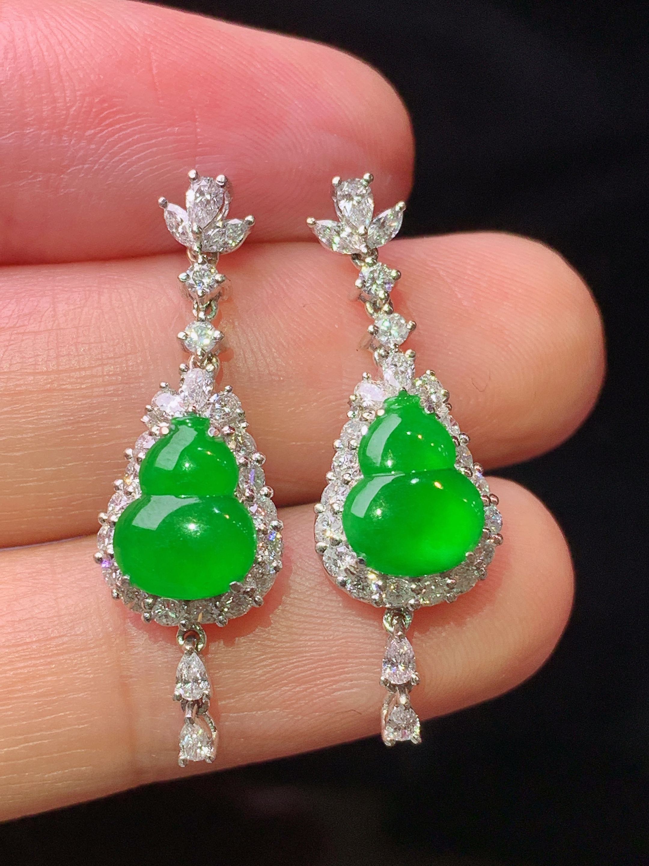 18k金钻镶嵌满绿葫芦耳坠 玉质细腻 色泽艳丽清新 水润亮眼 整体尺寸28.5*9.3*6m3