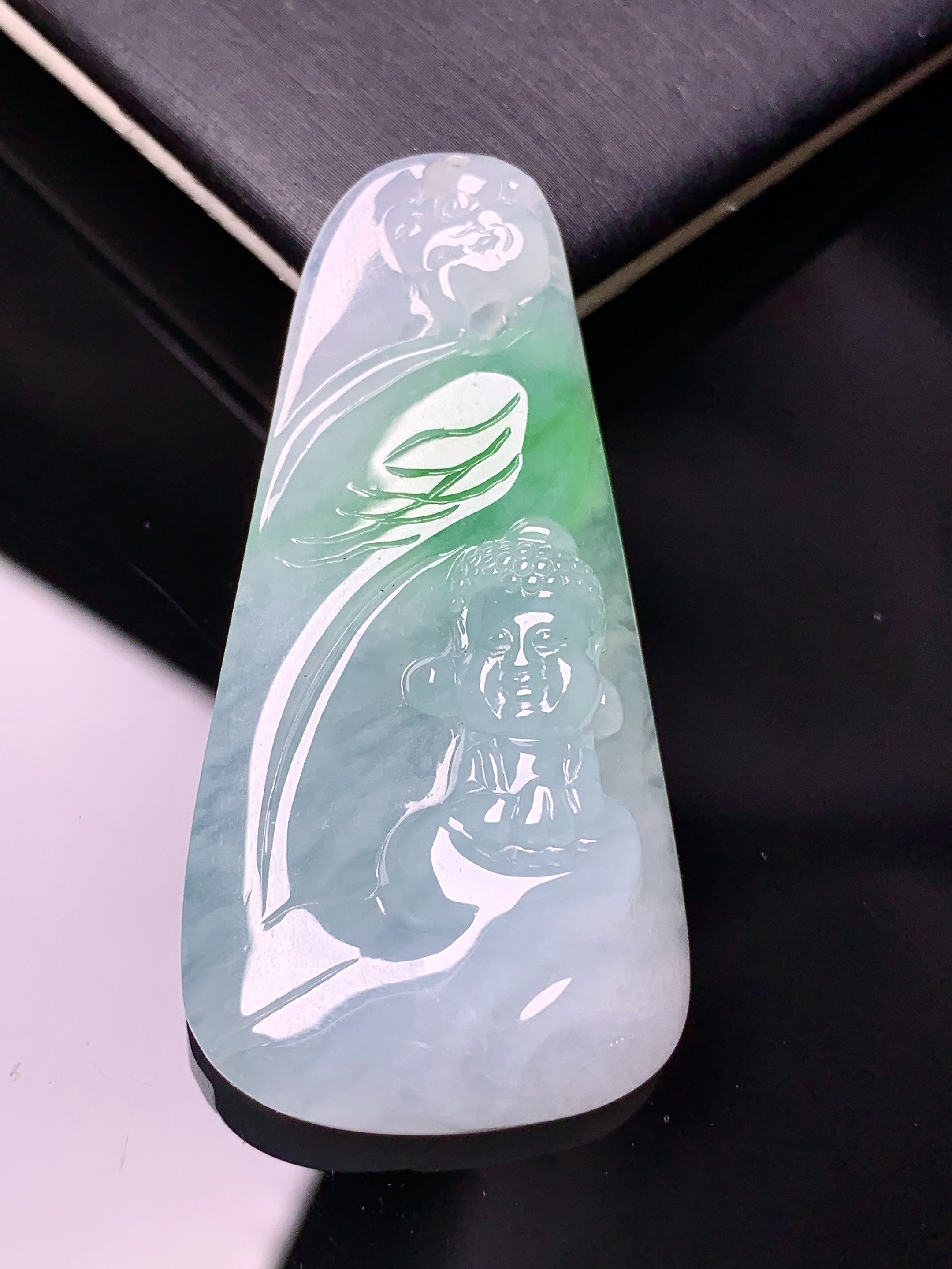 18k金钻镶嵌飘绿宝宝佛公吊坠 玉质细腻 色泽艳丽清新 水润亮眼 整体尺寸49.2*24.2*8.5w1