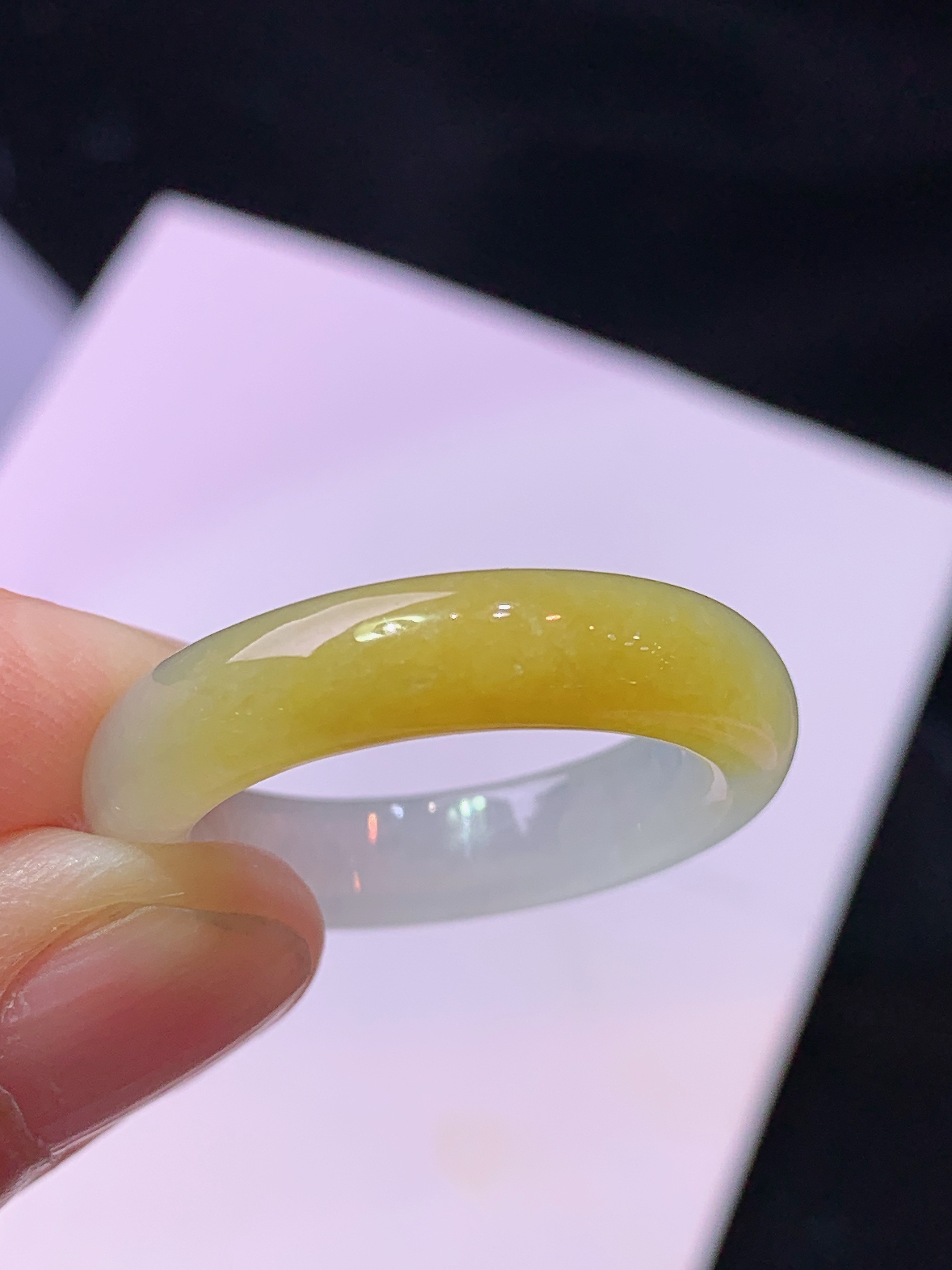 飘黄翡指环 玉质细腻 色泽艳丽清新 水润亮眼 圈口18 整体尺寸25.8*5.2*3.8w1