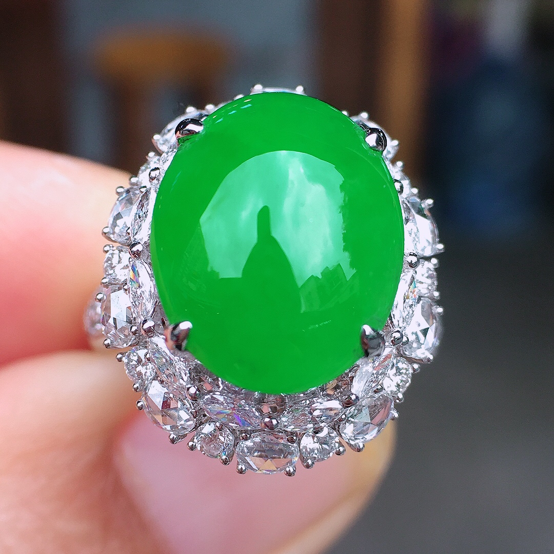 阳绿蛋面戒指，色泽均匀艳丽，玉质细腻，荧光感超
强，饱满圆润，尽显优雅气质，18k
金豪华镶嵌