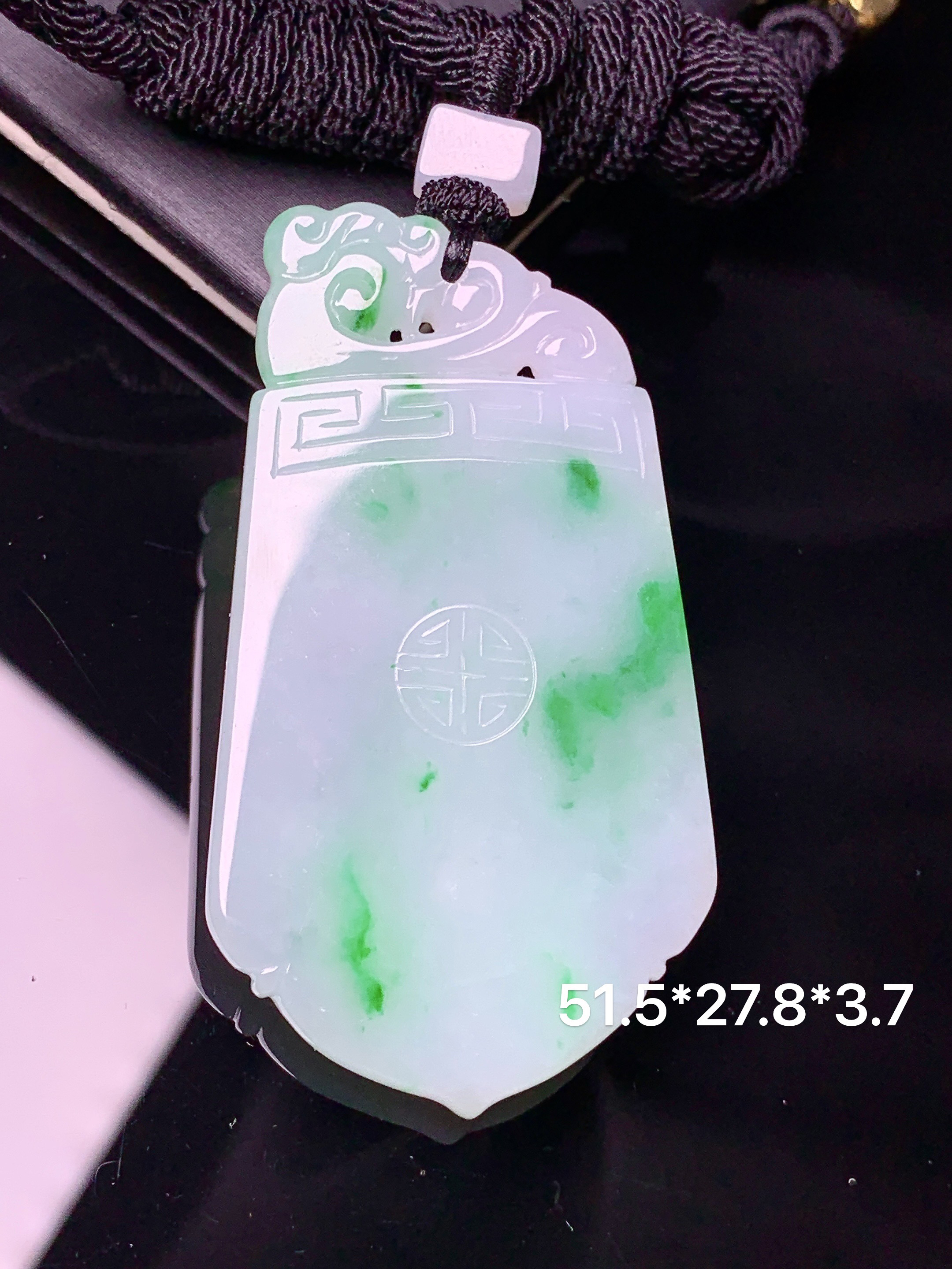 飘绿无事牌吊坠 玉质细腻 色泽艳丽清新 水润亮眼 整体尺寸51.5*27.8*3.7L1