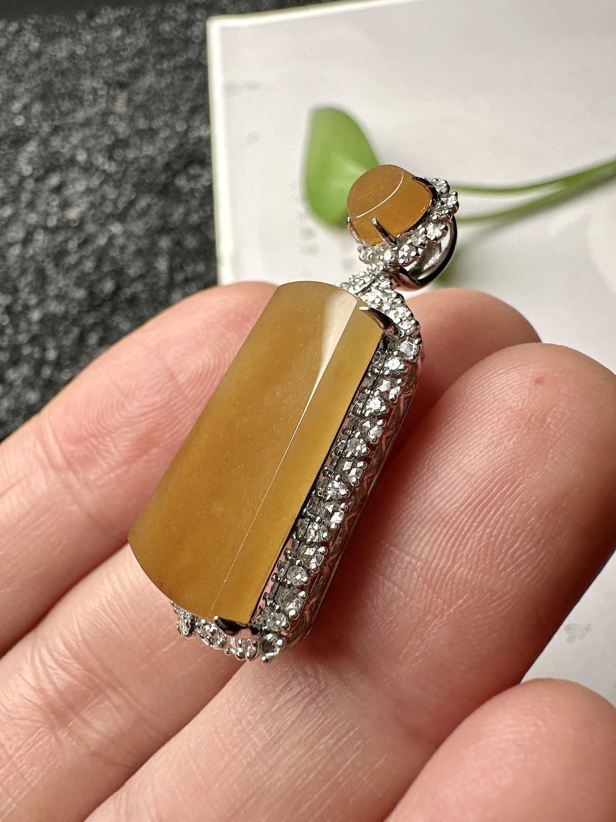 【冰种黄翡无事牌吊坠】质地细腻，冰润通透，晶莹闪亮。收藏品质，18k金钻镶嵌，裸石尺寸22.2*12*3.8毫米