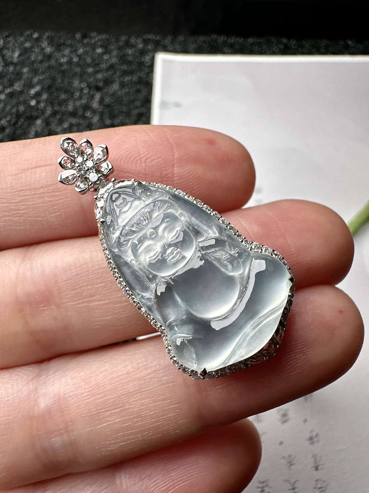 【冰种宝宝观音吊坠】种水上乘，晶莹剔透，纯净通透，莹光感很强，18k金钻镶嵌，裸石尺寸25*16*2.8毫米