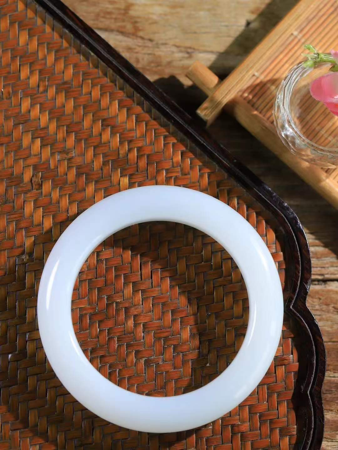 （温柔雅致.手镯）

精品和田玉白玉手镯。镯型饱满，温润细腻，脂润沁香。️执一卷书，沏一盏茶，着一袭裙，戴一只镯。淡淡浅笺，素心若兰，静赏玉中诗画。悠悠岁月，芊手轻摘，盛满诗样芳华。重82.2克   尺寸58-13.5-11.6mm    FDA-3240200