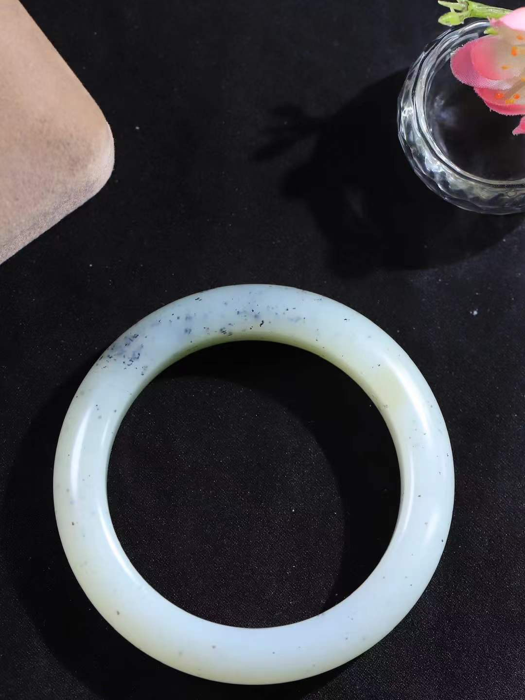 【婉约佳人.手镯】

精品️和田玉手镯 玉质温润细腻 油性十足 手感舒适，高华雅逸，线条流畅，简约