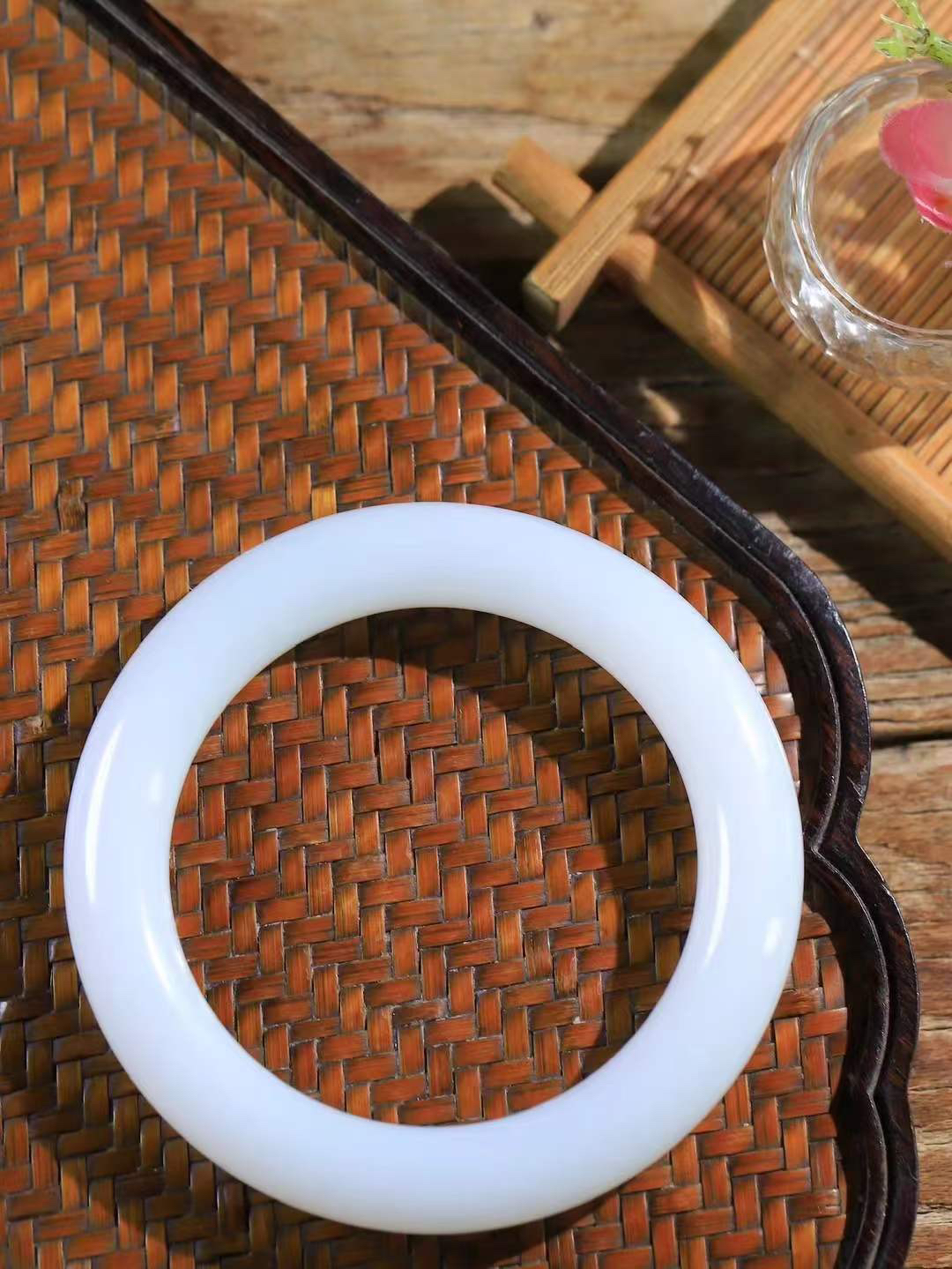 【玉佳人·手镯】

收藏级臻品和田玉白玉圆条手镯 ，玉质细腻油润，做工细致精美，端庄素雅，亭亭玉立，芊芊素手。芊芊素手，怎能忘镯？秀美圆条，更显婀娜。内径59.5mm 尺寸12.6-12.1mm重79.2克6940500T