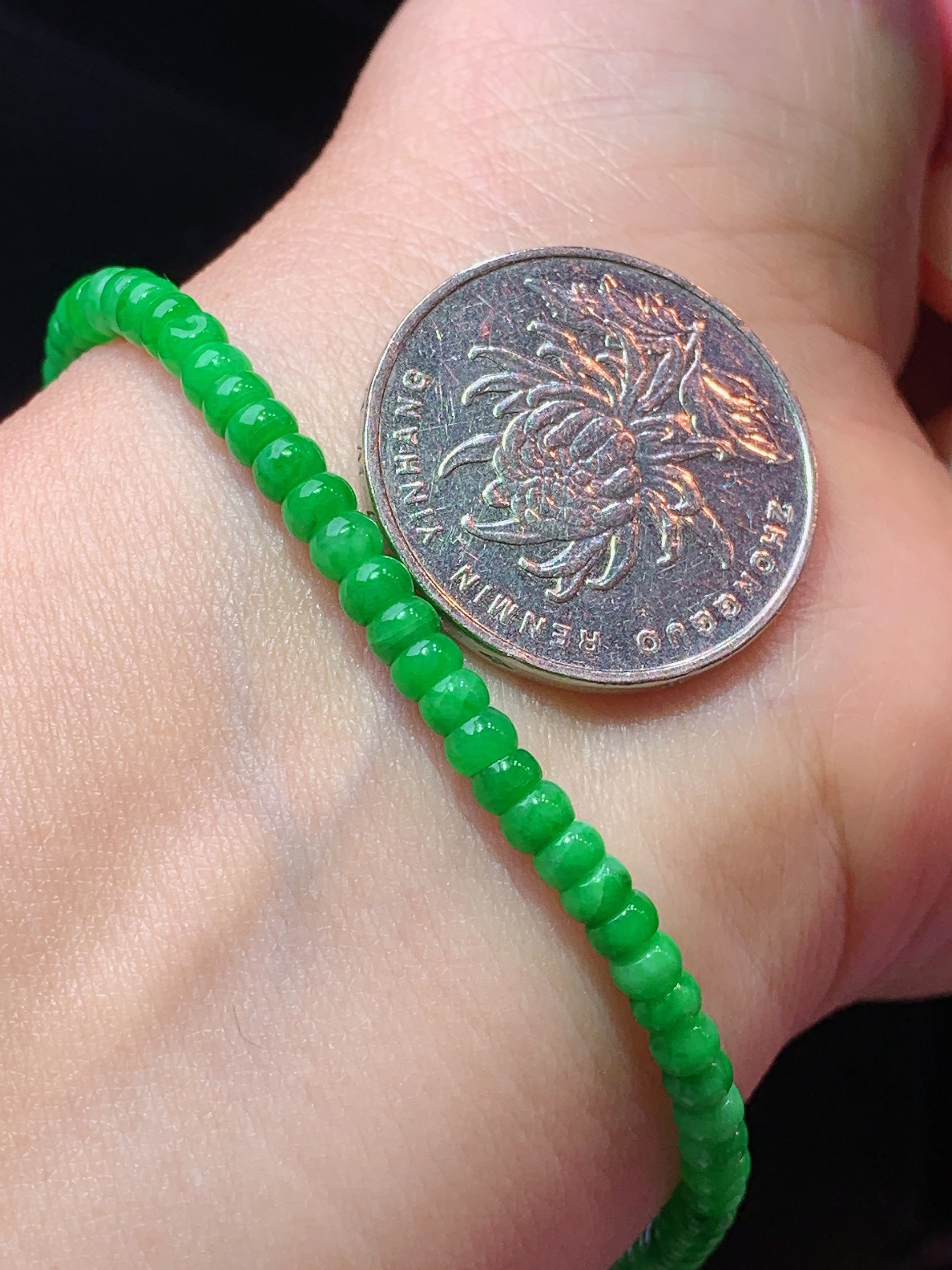 满绿算盘珠吊坠 玉质细腻 色泽艳丽清新 水润亮眼 整体尺寸3.8*2.3h3