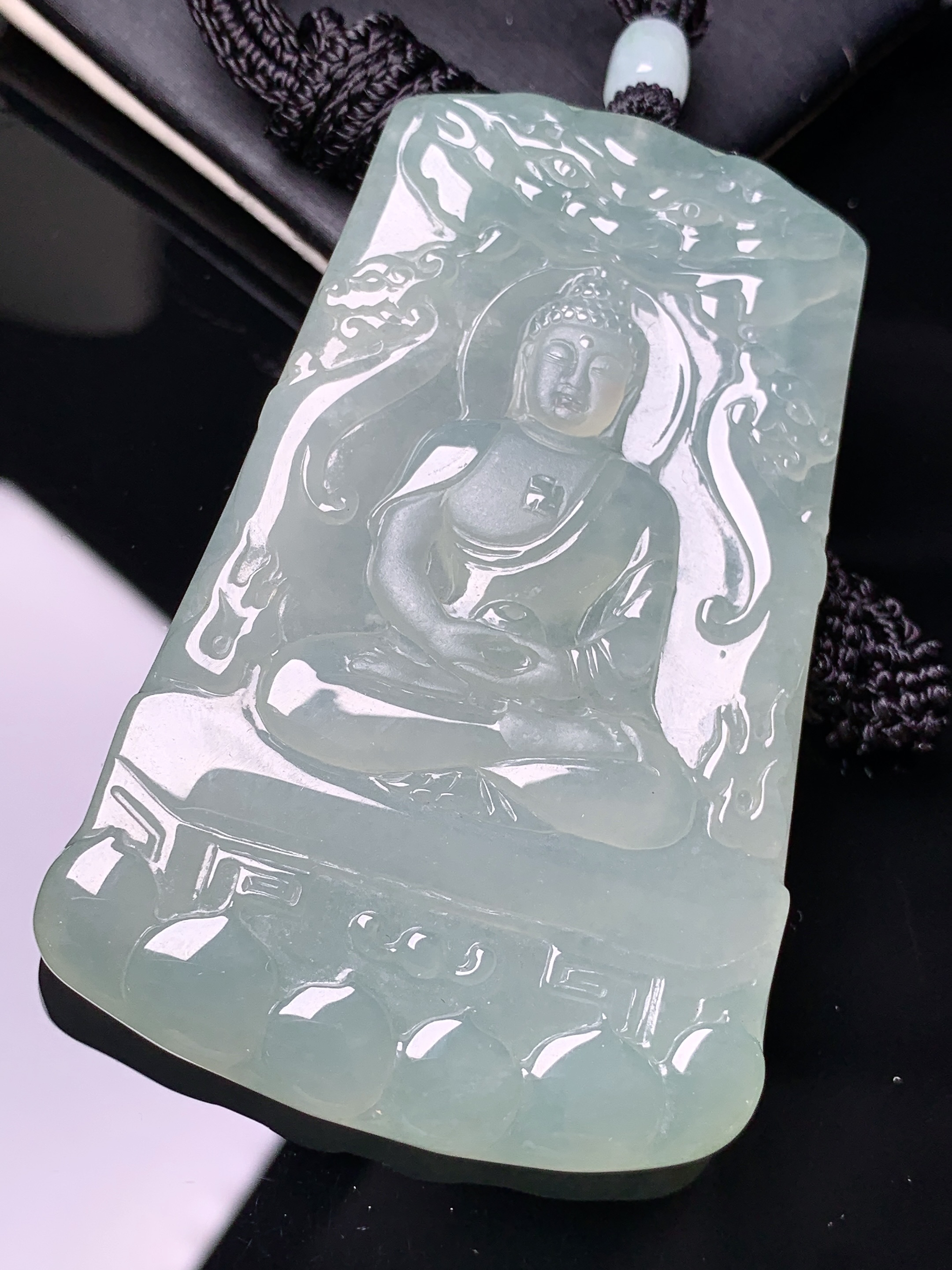 冰种大日如来佛祖吊坠 玉质细腻 色泽艳丽清新 水润亮眼 整体尺寸67.5*44.2*5.8L1