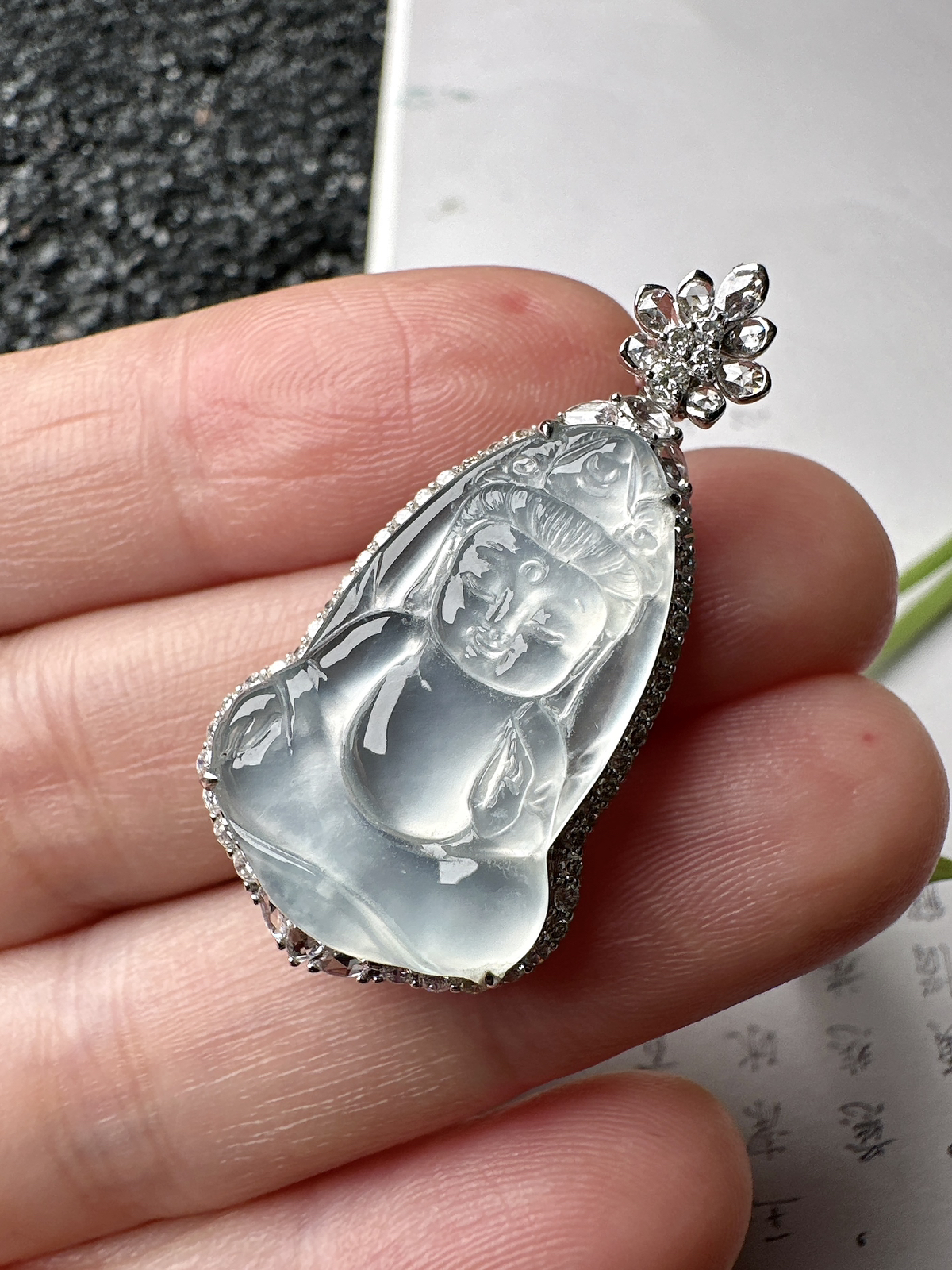 【冰种宝宝观音吊坠】种水上乘，晶莹剔透，纯净通透，莹光感很强，18k金钻镶嵌，裸石尺寸25*16*2.8毫米