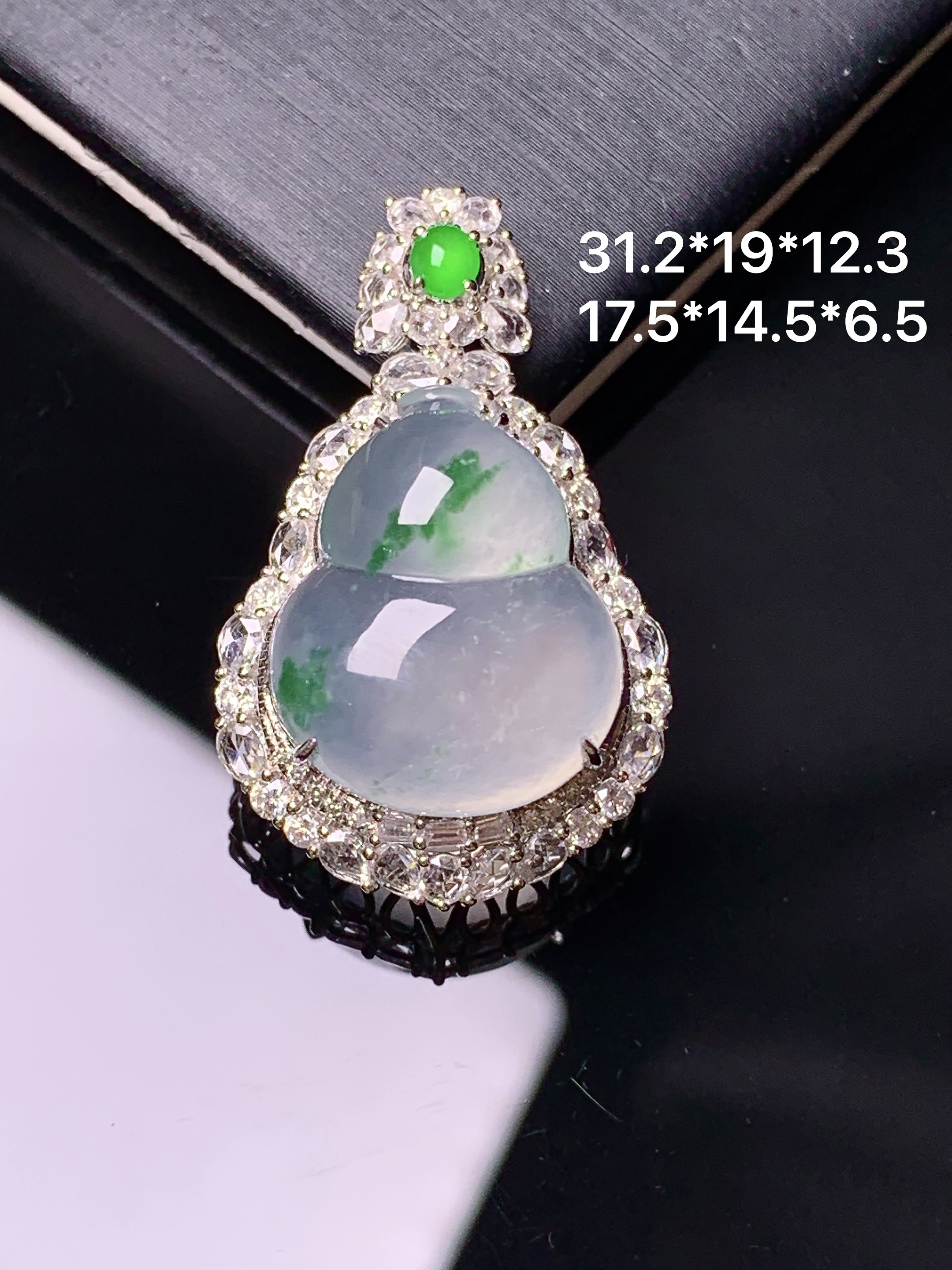 18k金钻镶嵌飘绿葫芦吊坠 玉质细腻 色泽艳丽清新 水润亮眼 整体尺寸31.2*19*12.3t1