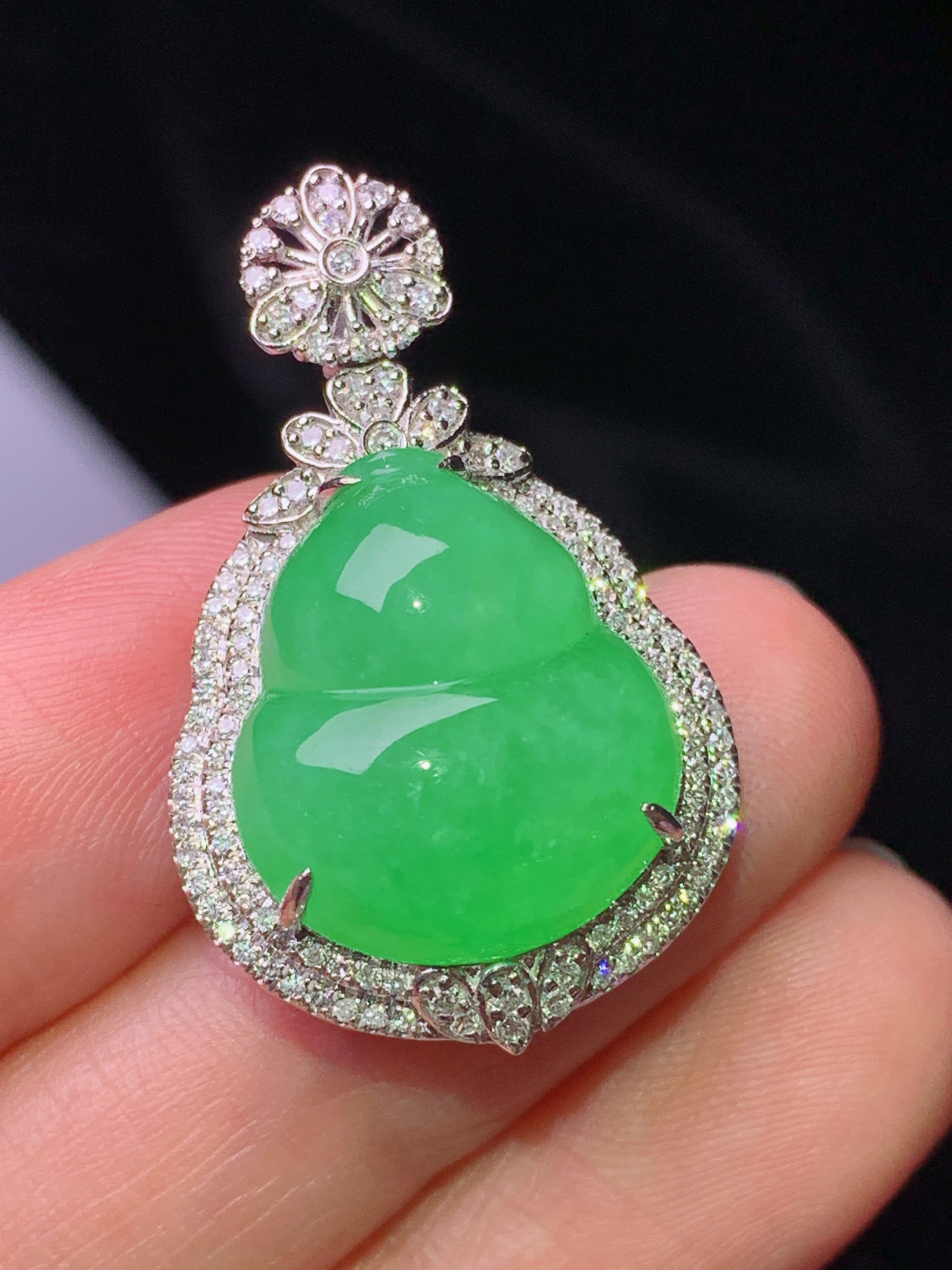 18k金钻镶嵌翠绿葫芦吊坠 玉质细腻 色泽艳丽清新 水润亮眼 整体尺寸31.2*19.3*9.2f3