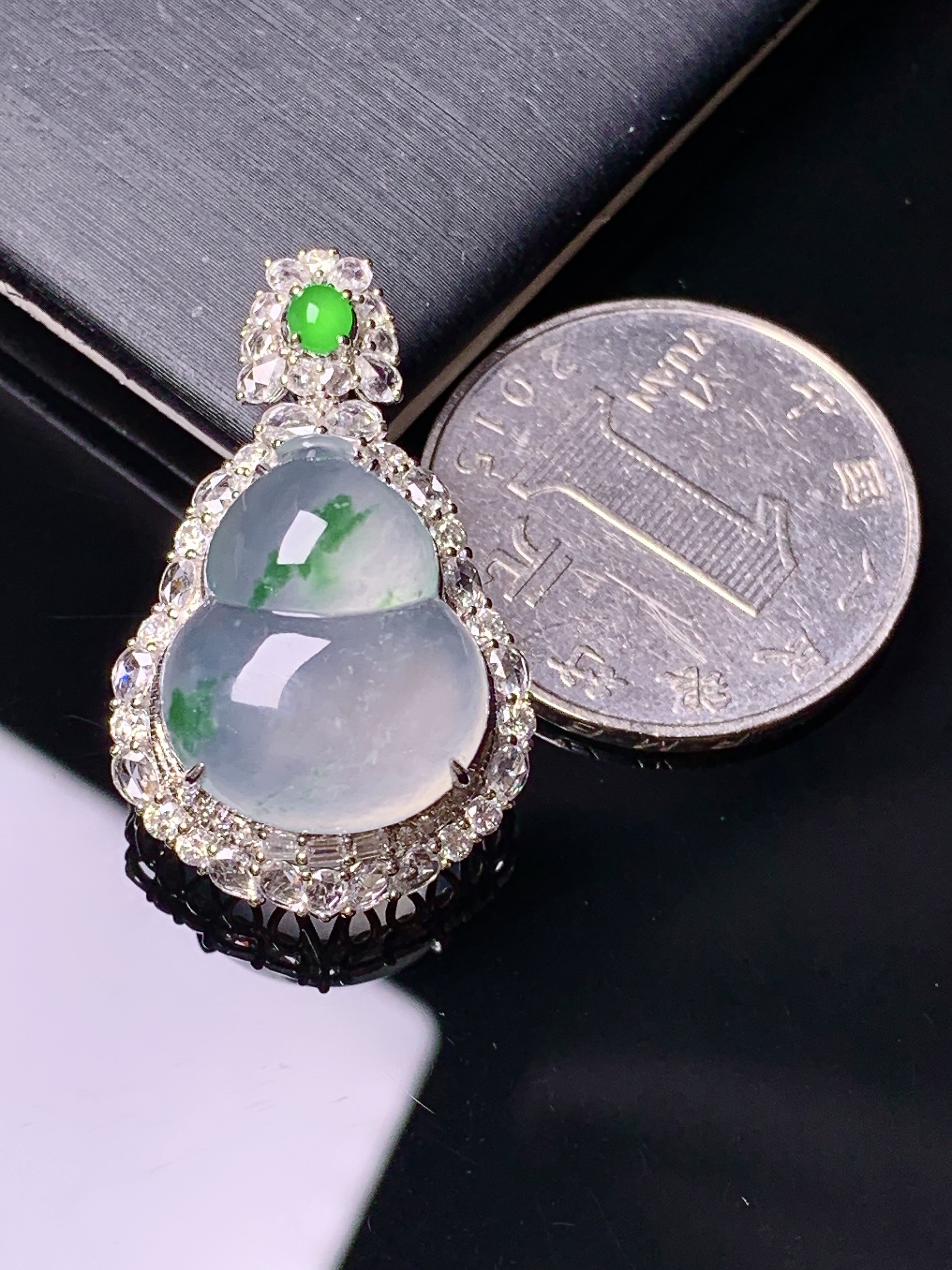 18k金钻镶嵌飘绿葫芦吊坠 玉质细腻 色泽艳丽清新 水润亮眼 整体尺寸31.2*19*12.3t1