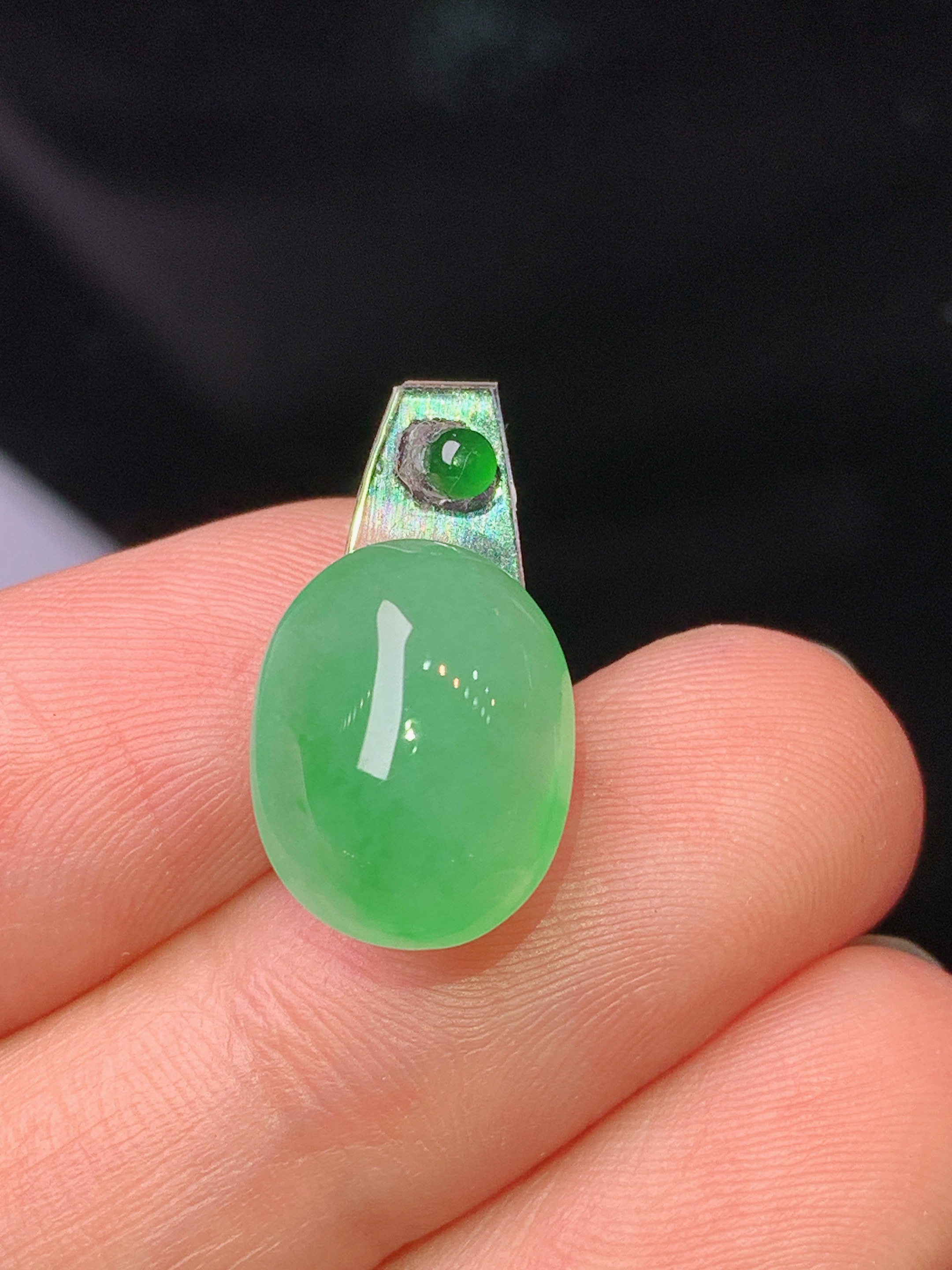 镶嵌款 翠绿蛋面吊坠 玉质细腻 色泽艳丽清新 水润亮眼 整体尺寸13.3*10*7*2x