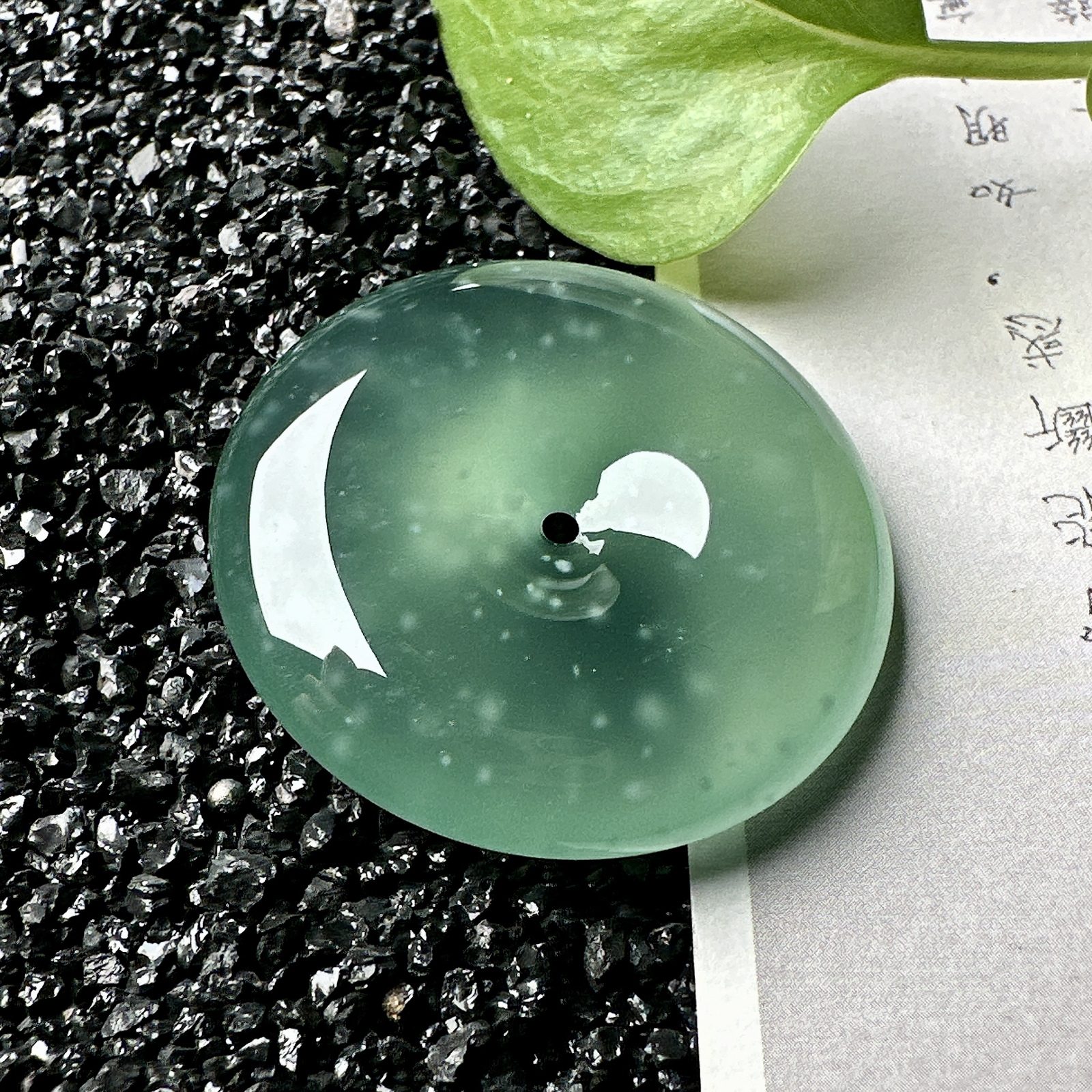 【冰种晴绿平安扣】飘雪花棉，质地细腻，品质很好，冰感十足，胶感明显，收藏品质。