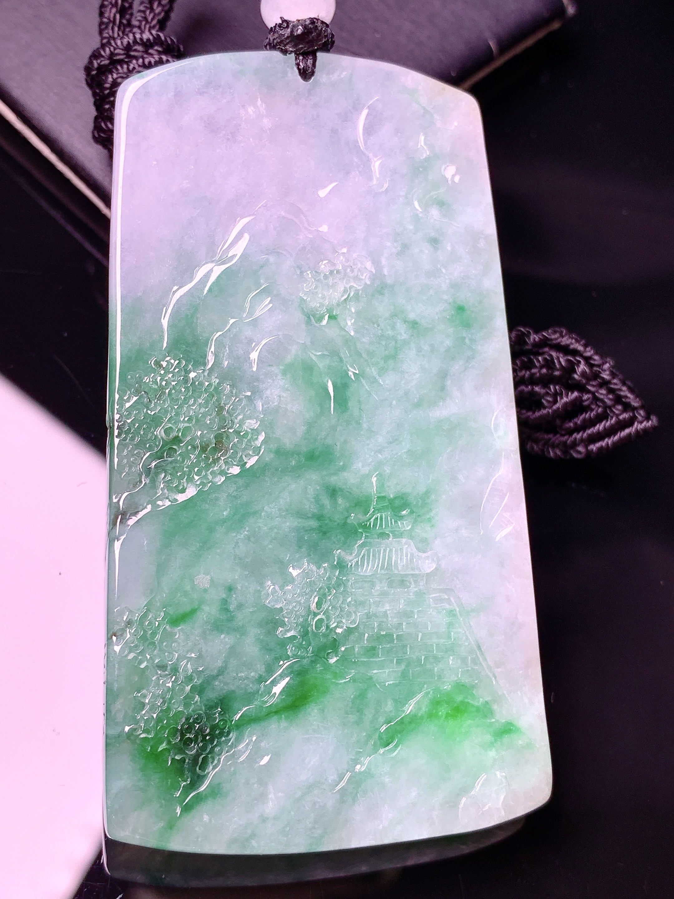 飘绿山水牌子吊坠 玉质细腻 色泽艳丽清新 水润亮眼 整体尺寸69.2*37.3*7.8L1