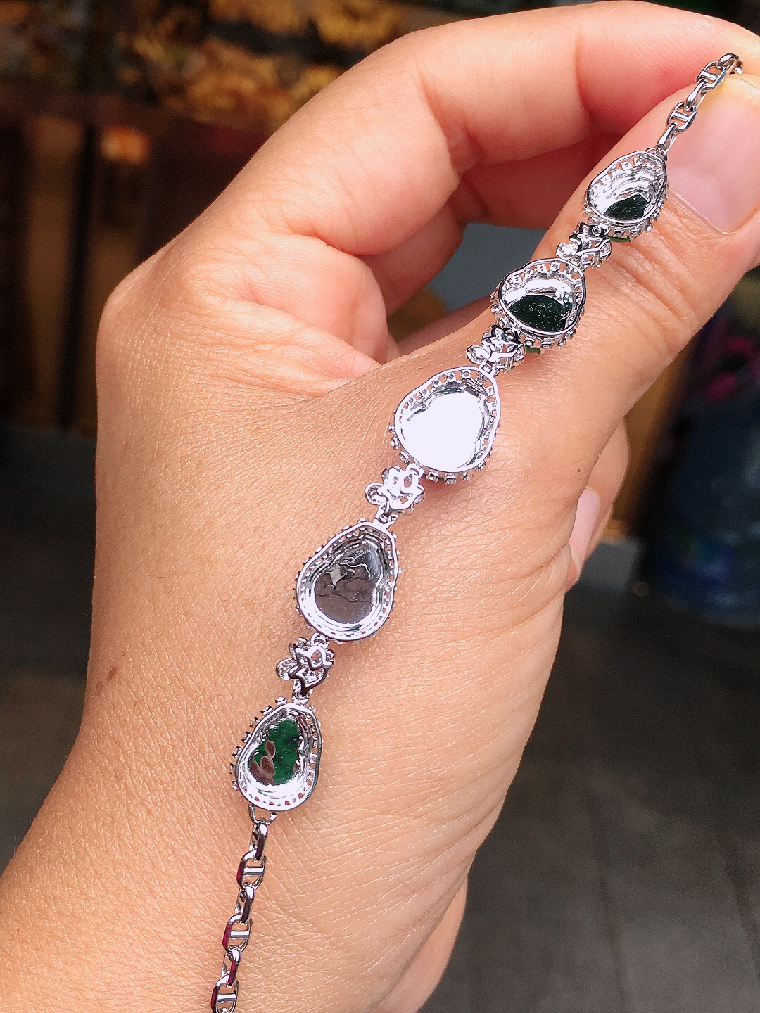 阳绿葫芦手链，色泽均匀艳丽，玉质细腻，荧光感超
强，饱满圆润，尽显优雅气质，18k
金豪华镶嵌