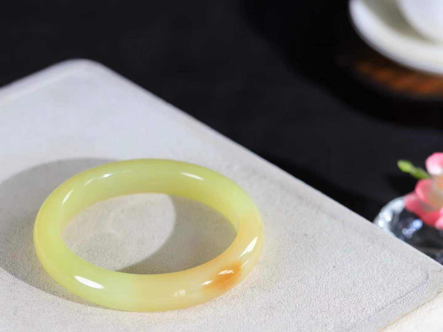 （一见倾心.手镯）

精品和田玉黄口带糖手镯，玉质温润细腻 油性十足 手感舒适，高华雅逸，线条流畅，