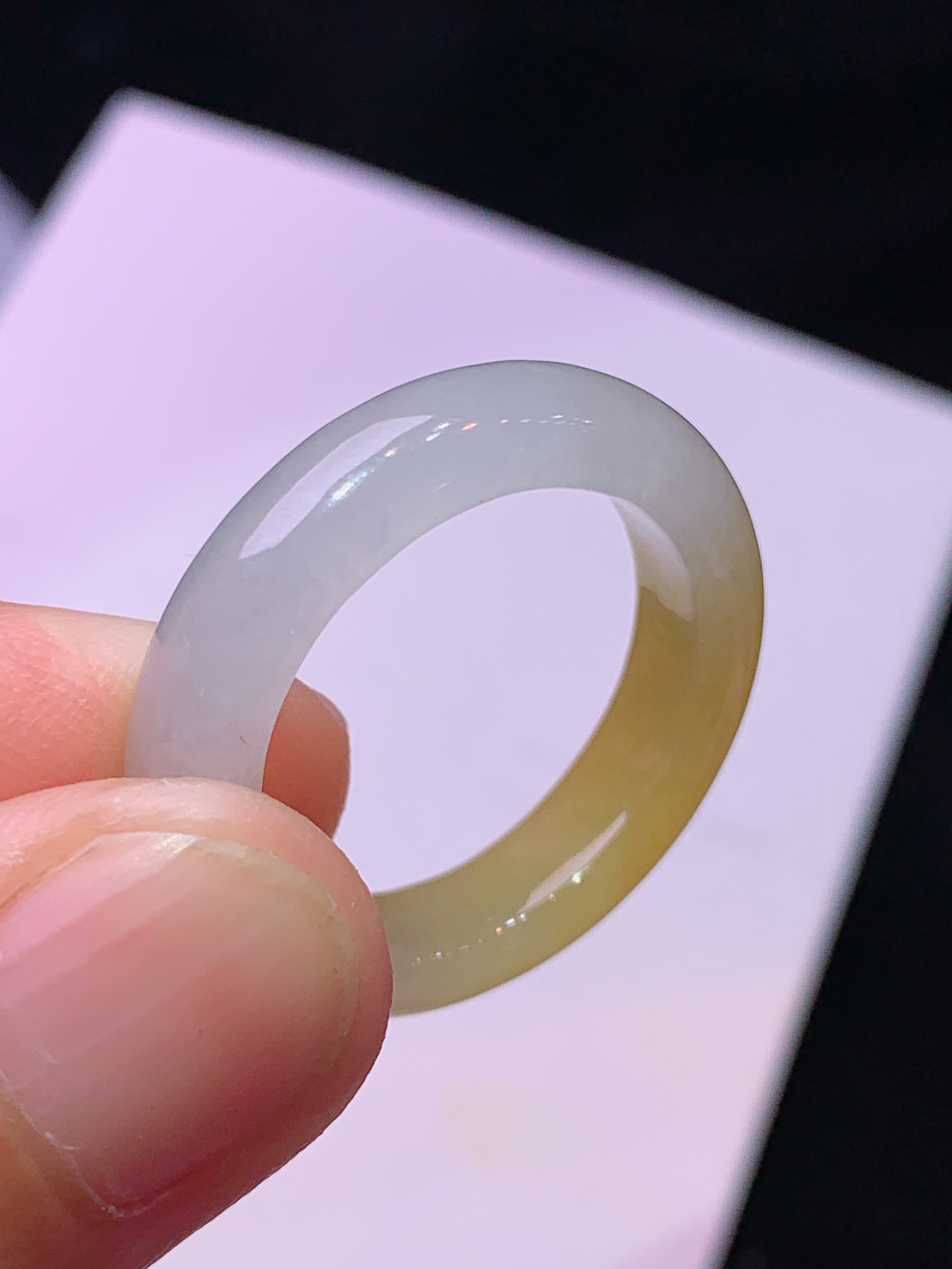 飘黄翡指环 玉质细腻 色泽艳丽清新 水润亮眼 圈口18 整体尺寸25.8*5.2*3.8w1