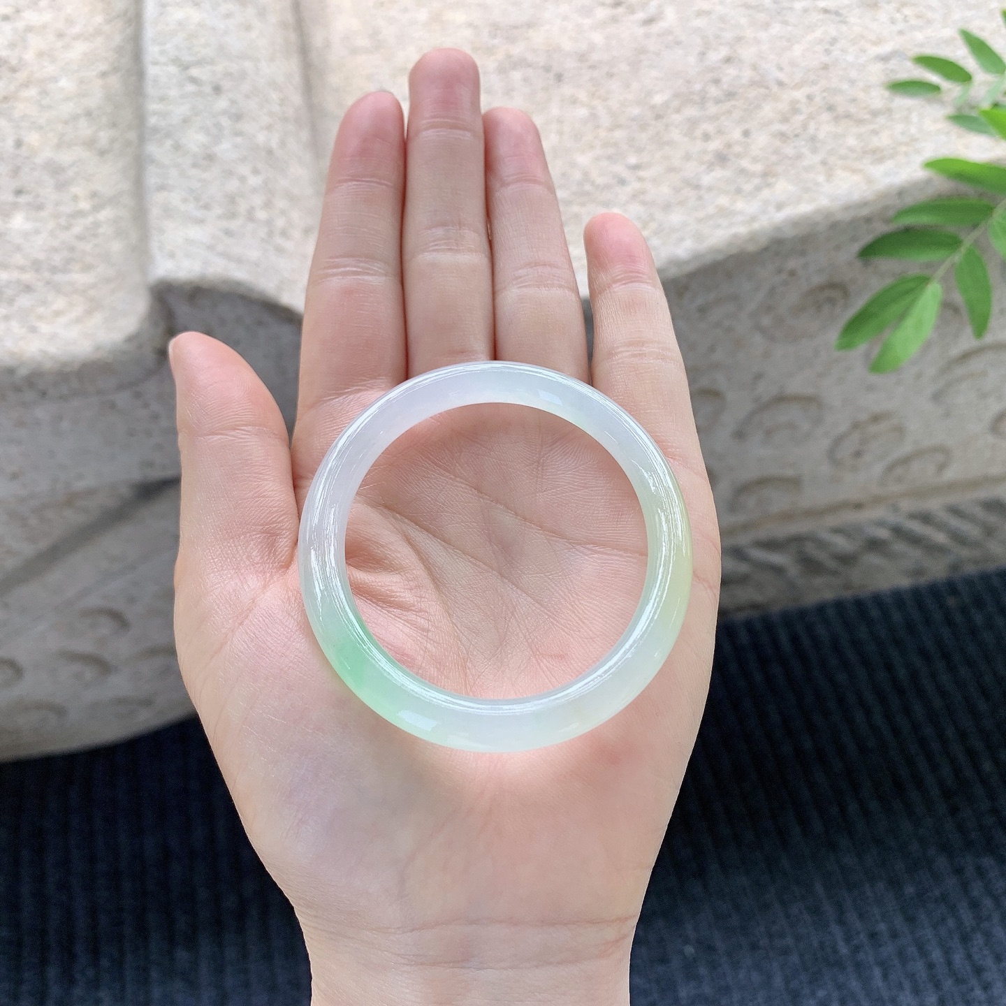 贵妃51 52【圈口】52.8/46.6/6.3/7.3【编码】N2120527【描述】冰糯黄加绿，水润，种老，细腻，打灯有棉线