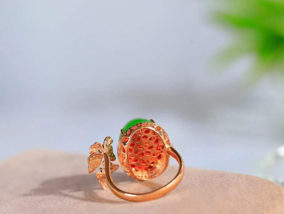 【金镶玉.戒指】

精品和田玉碧玉18k金镶嵌戒指 玉质细腻温润 油性十足 ，不论时光如何流转变化，这枚戒指始终闪耀着最初的光芒。精工镶嵌18K金 （保真金 可检测贵金属18K金） 重4.5克 尺寸17.2-16-12mm 7840555A