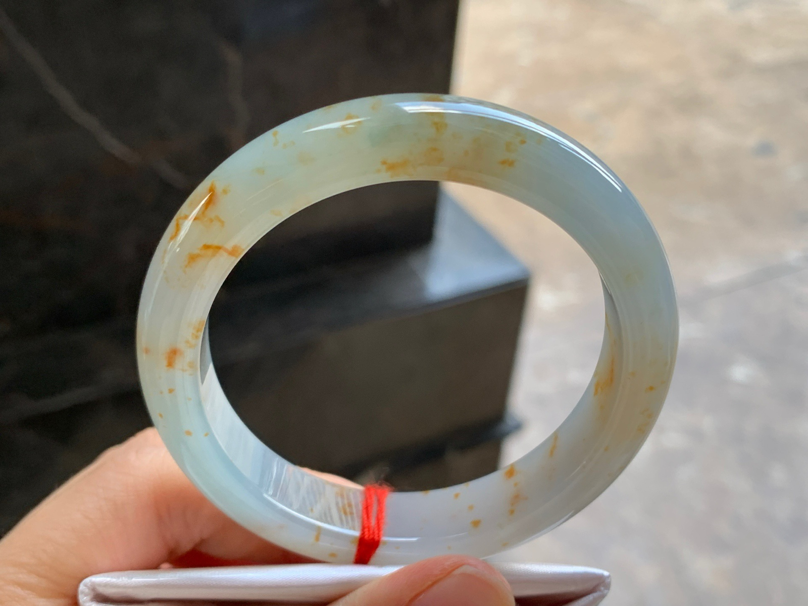 55.5-12.2-8.6

撒金手镯^_^玉质温润 细腻