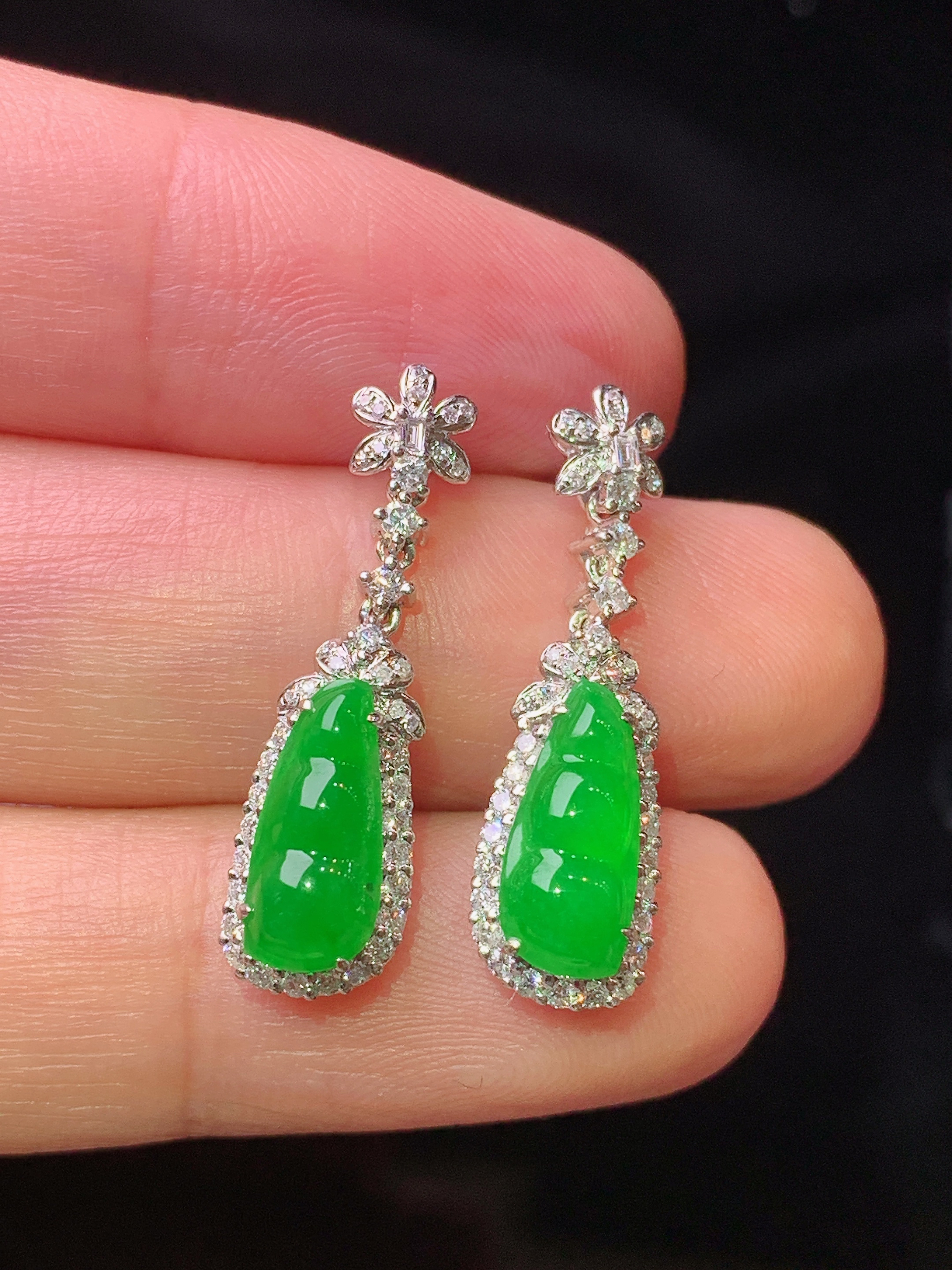 18k金钻镶嵌满绿四季豆耳坠 玉质细腻 色泽艳丽清新 水润亮眼 整体尺寸25*7*6m3