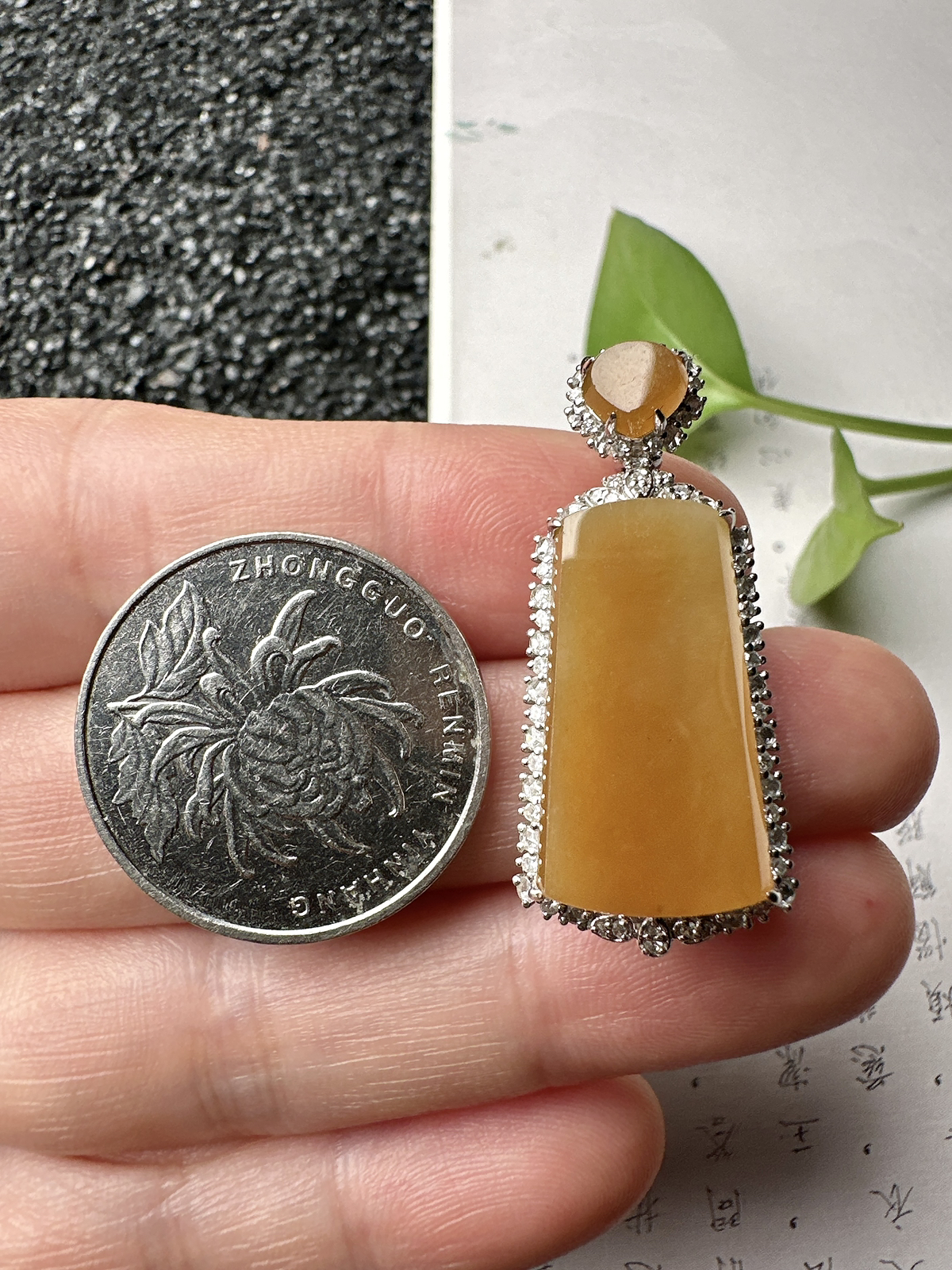 【冰种黄翡无事牌吊坠】质地细腻，冰润通透，晶莹闪亮。收藏品质，18k金钻镶嵌，裸石尺寸22.2*12*3.8毫米