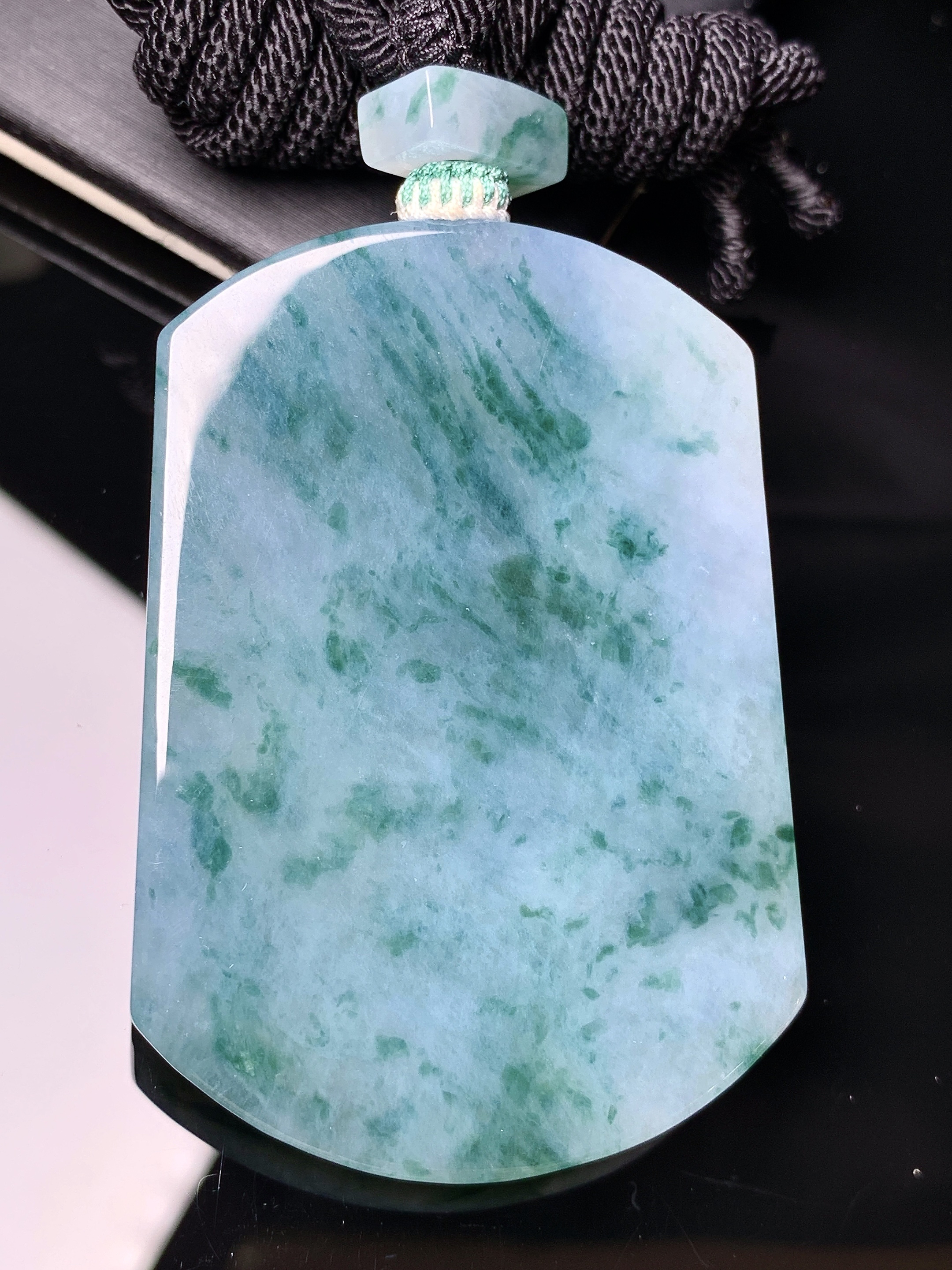 飘绿无事牌吊坠 玉质细腻 色泽艳丽清新 水润亮眼 整体尺寸53.5*37.5*6a5