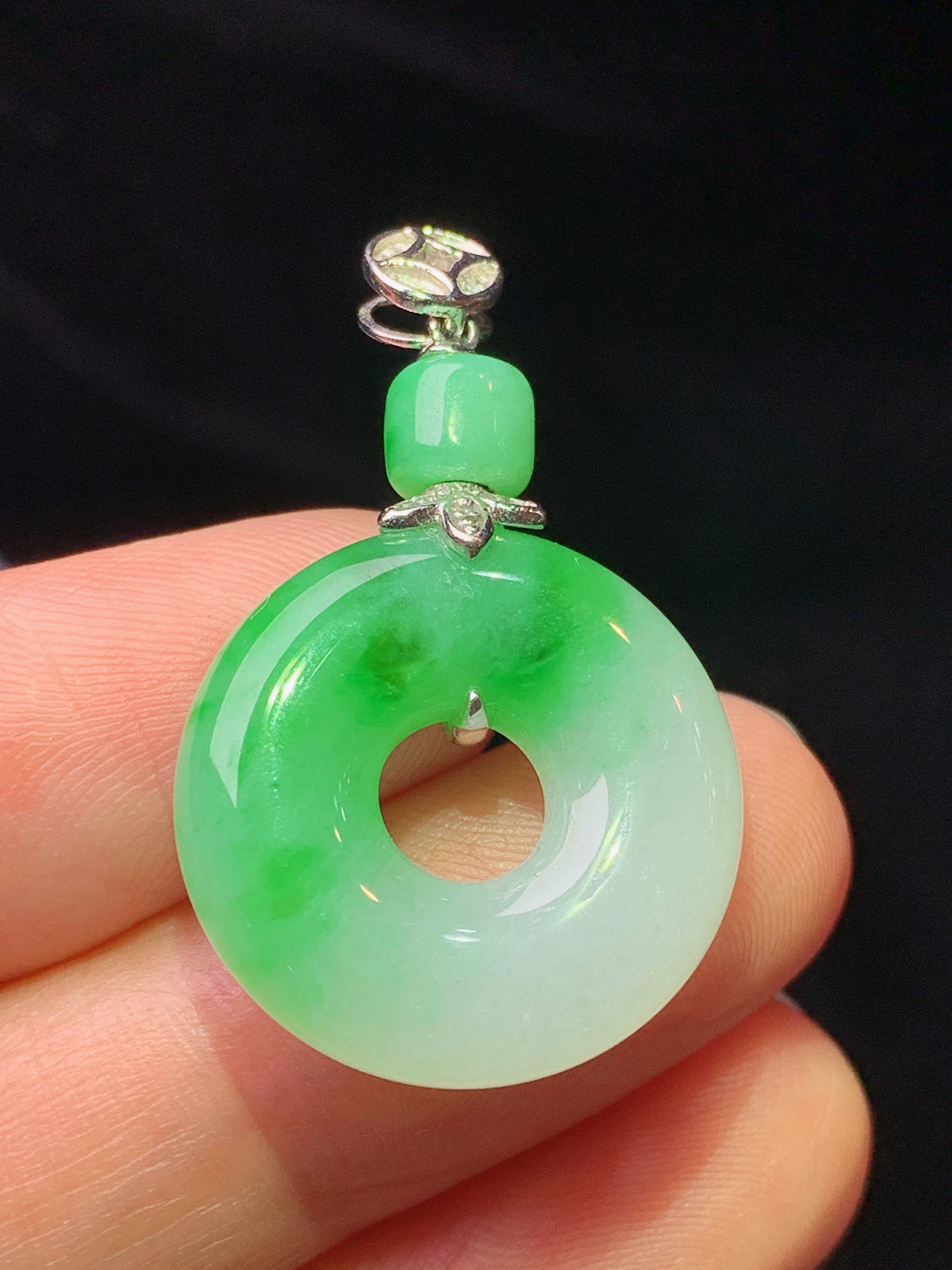 18k金钻镶嵌飘绿平安环吊坠 玉质细腻 色泽艳丽清新 水润亮眼 整体尺寸32.6*50*5.6m1