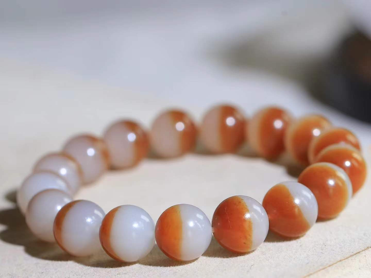 【珠圆玉润.手串】

精品和田玉糖白玉珠圆玉润手串 玉质温润细腻  整串打磨圆润，佩戴舒适。珠珠落玉盘，间关莺语花底滑，一生美好时光，无论身在何处，都有它相伴相守。事事顺遂，幸福美满，吉祥如意。重43.8克 尺寸取一11.8mm  7940278A