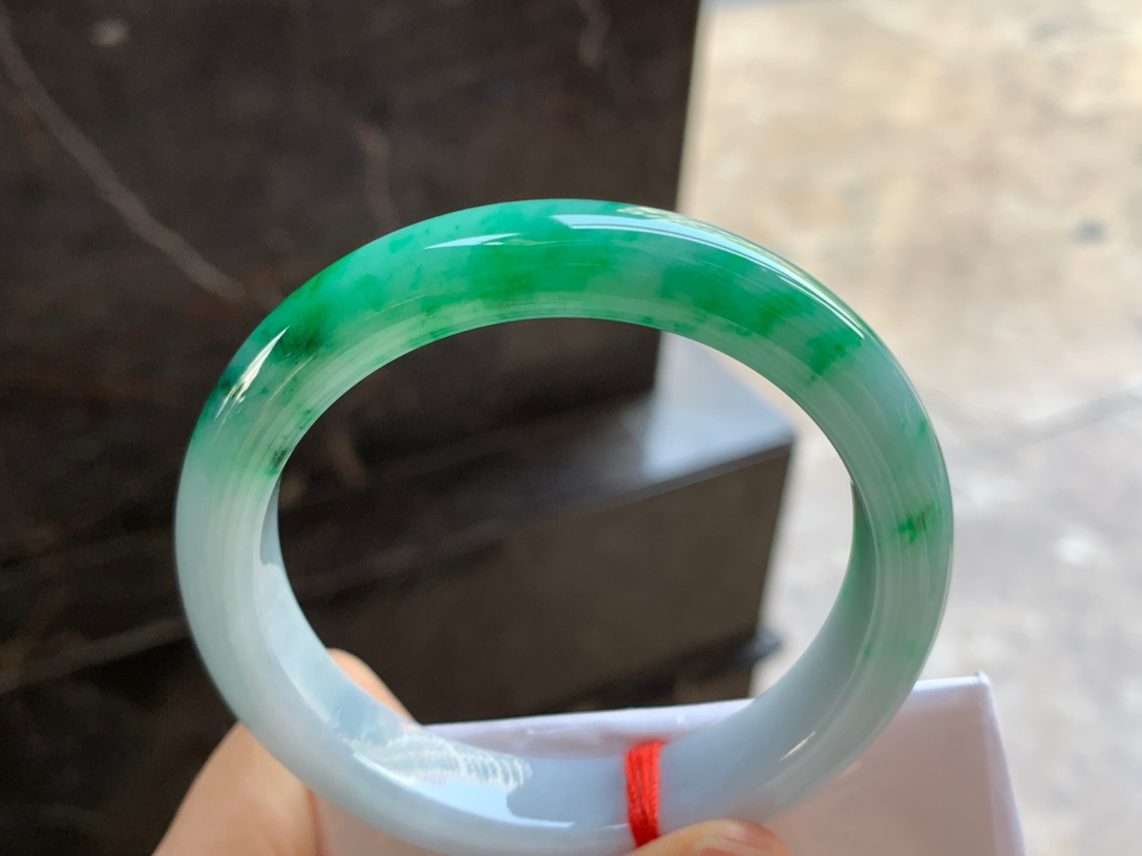 54.5-11.8-8.2

辣绿色手镯^_^颜色鲜艳 玉质温润