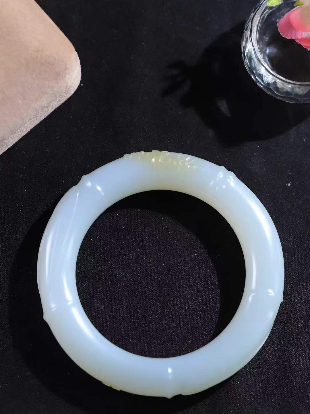 【节节高升.手镯】

精品和田玉糖白玉圆条竹手镯，玉质温润细腻，苏工精雕竹节，竹子品德高尚，生而有节，象征气节正直、不屈不俗。竹叶纤秀俊逸，舒展自如，迎风摇曳，柔美清逸，清新典雅。️整器画面空灵简洁佩于胸前，寓意祝福，高风亮节，步步高升。
内径54.5mm尺寸13-12.6mm重78.3克9940377T