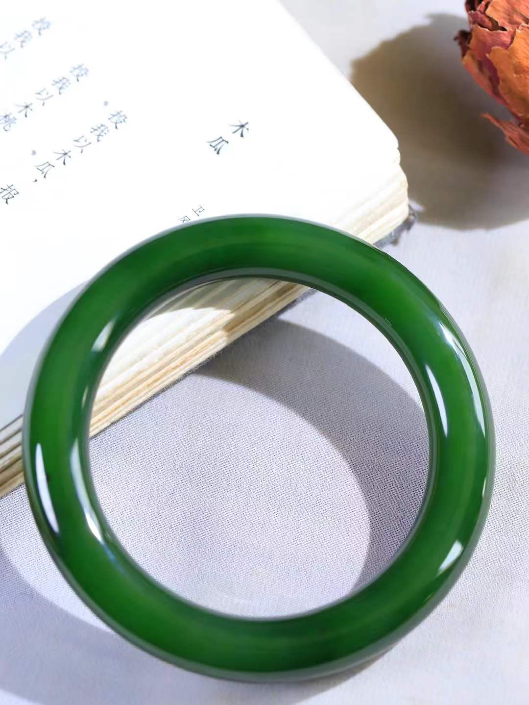 【碧波流转·手镯】

收藏级臻品️和田玉碧玉圆条手镯，玉质细腻温润，手感舒适，️线条流畅，简