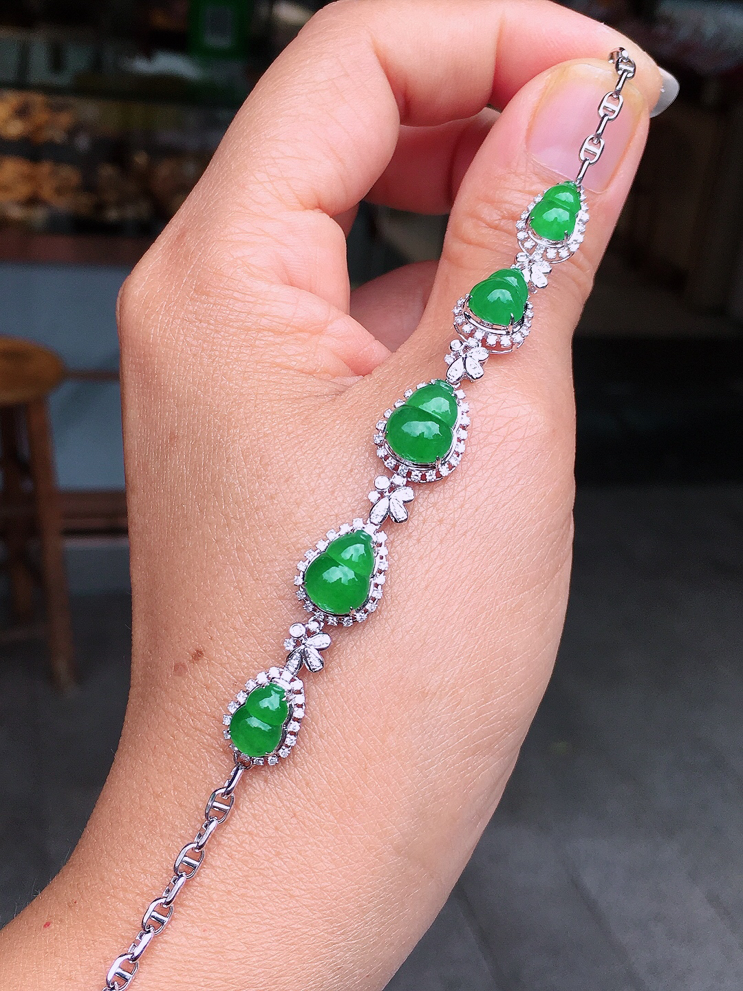 阳绿葫芦手链，色泽均匀艳丽，玉质细腻，荧光感超
强，饱满圆润，尽显优雅气质，18k
金豪华镶嵌