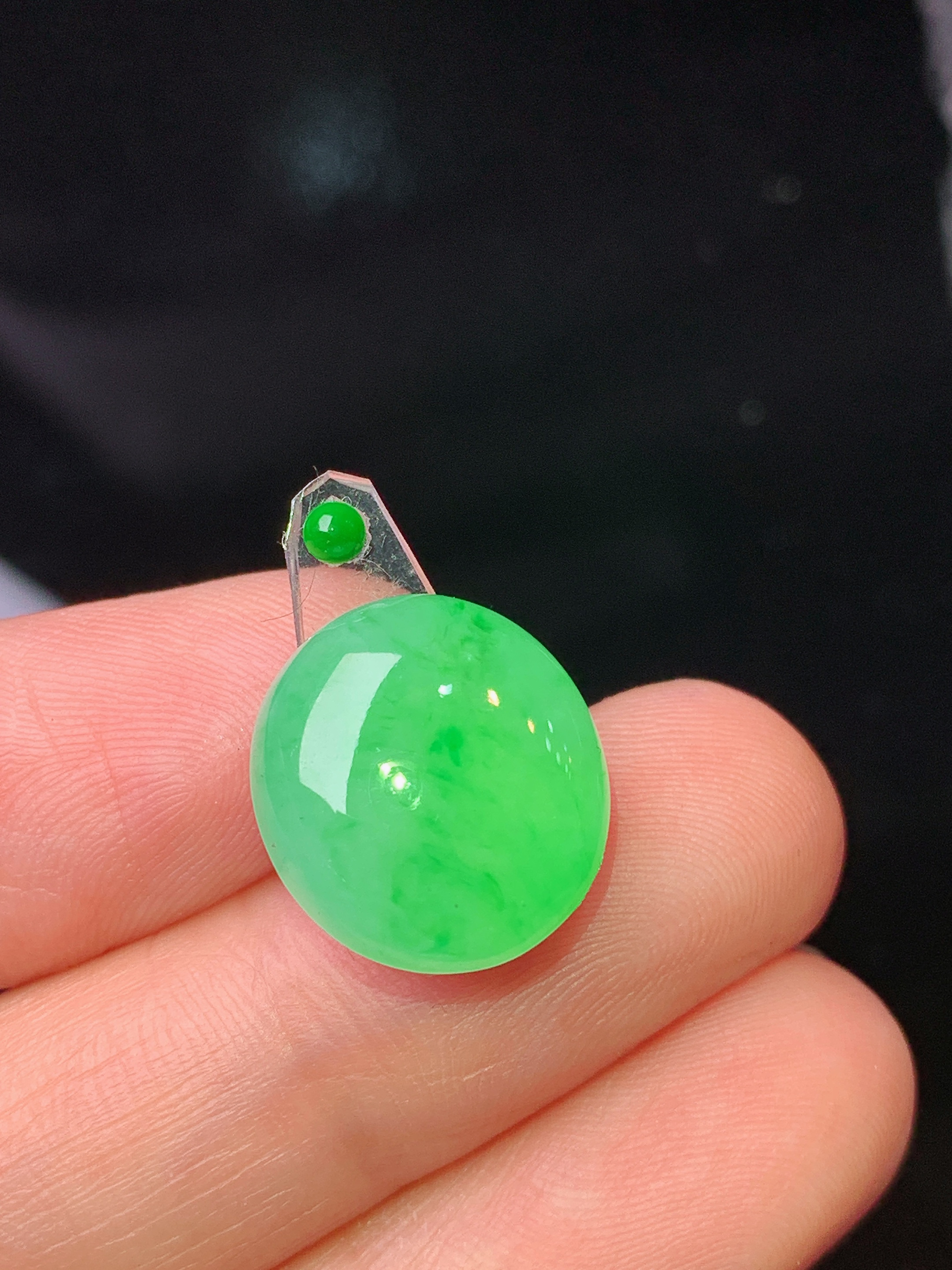 镶嵌款 翠绿蛋面吊坠 玉质细腻 色泽艳丽清新 水润亮眼 整体尺寸14.6*13.2*5.8*2x