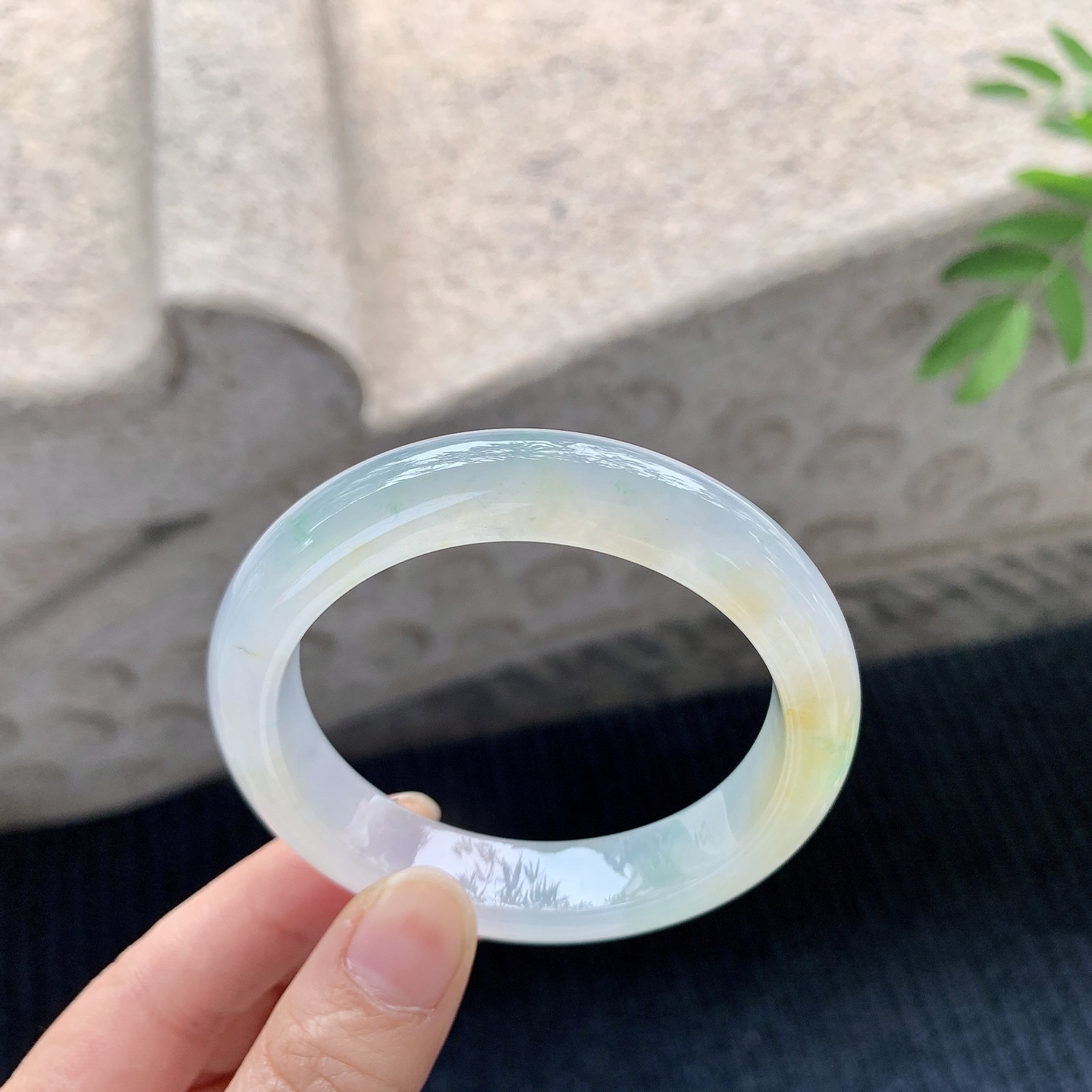 正圈52 53【圈口】53.3/12/8.6【】【编码】HT120501【描述】冰黄加绿，清透，水润，种老，细腻，无裂纹