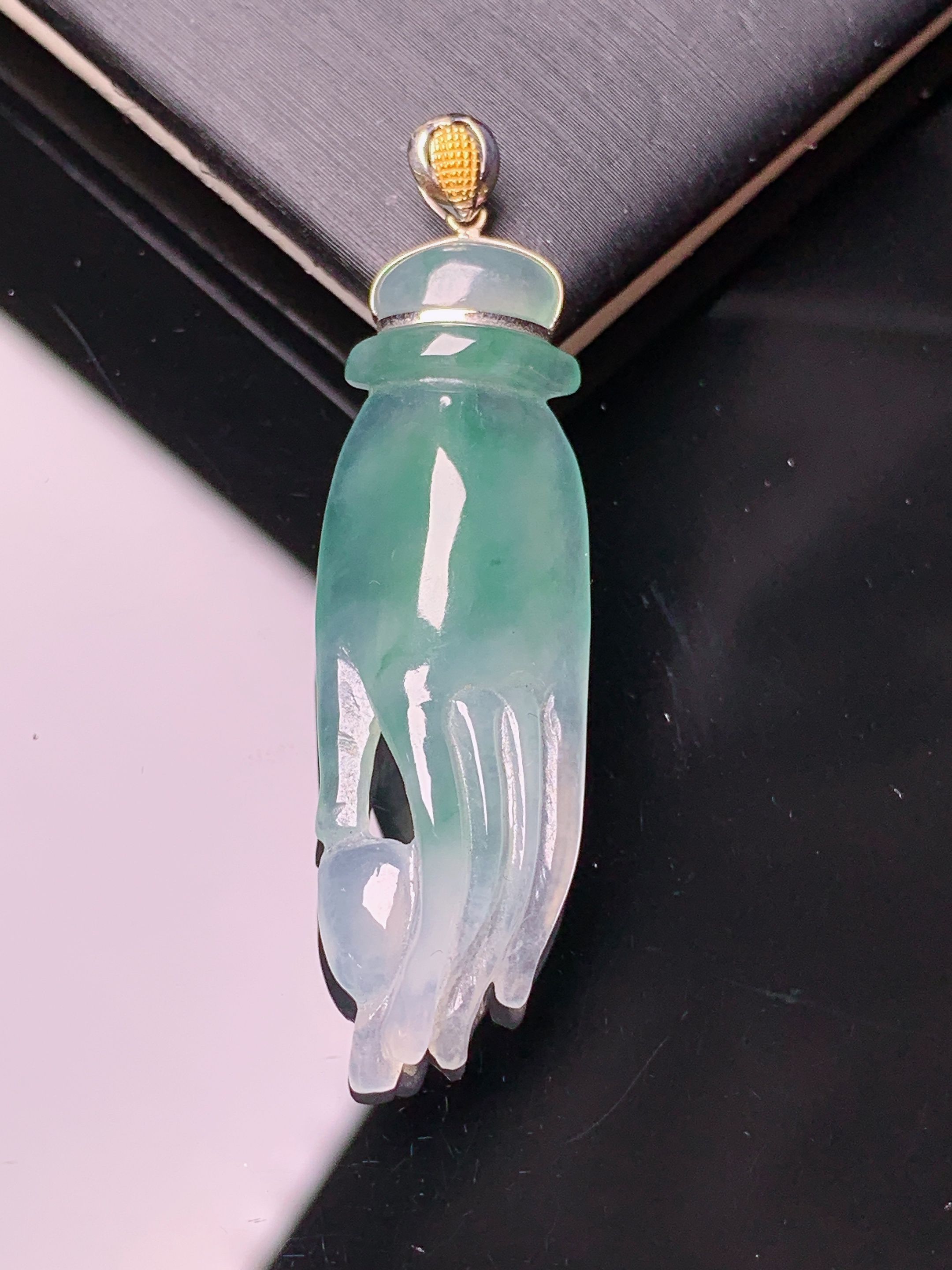 18k金镶嵌冰种飘绿掌上明珠吊坠 玉质细腻 色泽艳丽清新 水润亮眼 整体尺寸44.3*12.2*5.7a5