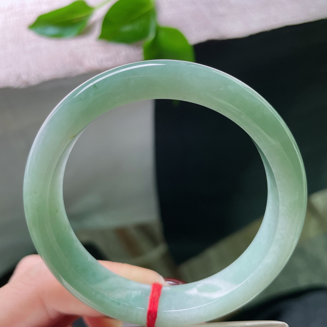 56.8/12.3/8，绿底正圈，似江南煙雨沁入骨，清淺卻入魂。一点皮纹不显，ss47917a