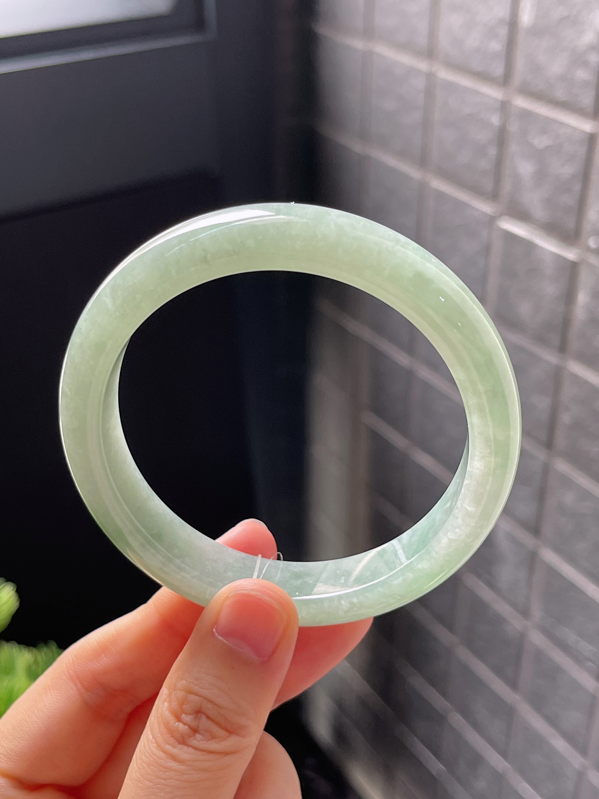 正圈57圈口，翡翠糯化种淡绿色手镯