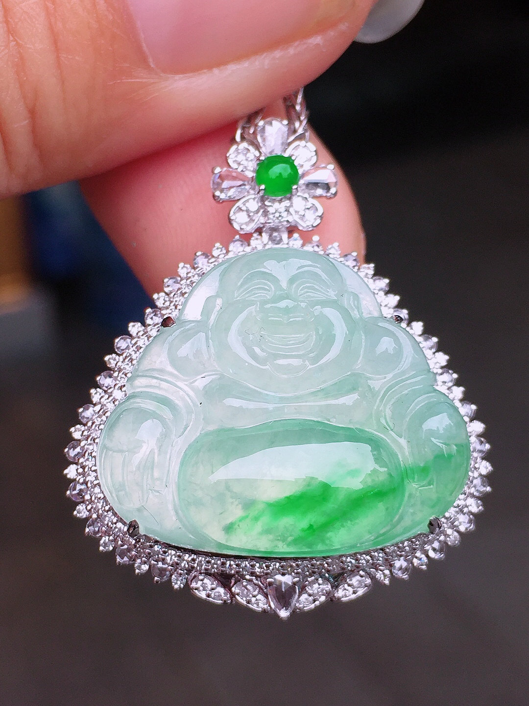 飘绿佛公吊坠，色泽艳丽，玉质细腻，荧光感超
强，饱满圆润，尽显优雅气质，18k
金豪华镶嵌